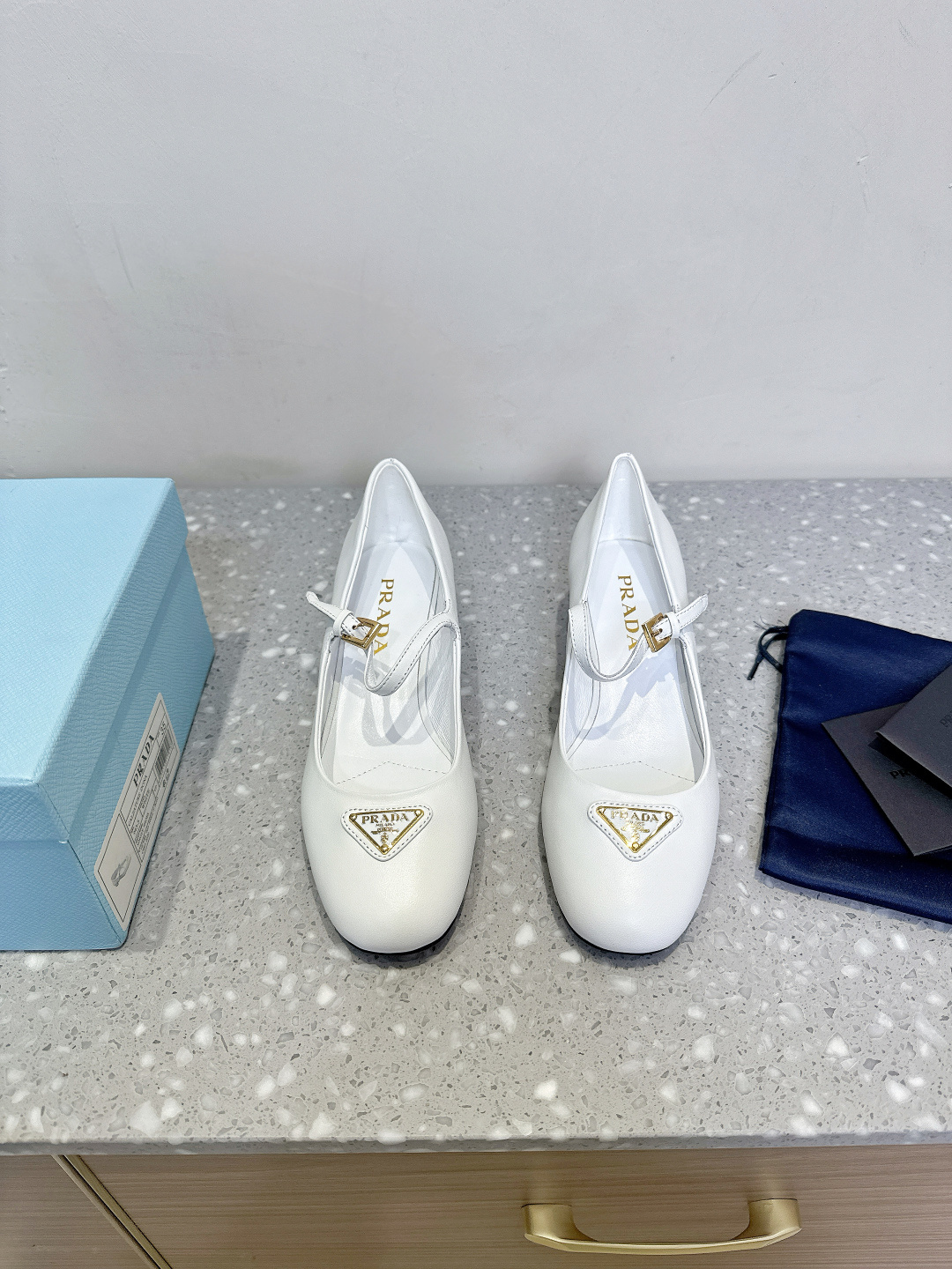 NO:408790,Prada 25ss Spring and Summer New Mary Jane Ballet Thick Heel Single Shoes This Mary Jane shoes show elegant feminine charm with a tapered outline. The shoes are round toe design, paired with leather soles, featuring classic lines and exquisite details, and are decorated with a triangular metal logo of enameled. The upper is made of original lambskin, inner footbed sheepskin, heel height 3.5cm sole original Italian custom leather outsole size 35-39 (34.40.41 custom non-return), high heels single shoes, prada, prada, mary jane, high heels, sheepskin, Leather soles19860909Prada 普拉达 25ss春夏新款 玛丽珍 芭蕾舞 粗跟 单鞋 这款玛丽珍鞋以锥形轮廓展现出优雅女性魅力. 这款鞋履采用圆头设计,搭配皮质鞋底,以经典线条和精致细节为特色 并饰有涂珐琅三角形金属徽标. 鞋面采用原版小羊皮 内里垫脚羊皮 跟高3.5cm 鞋底原版意大利定制真皮大底 码数35-39（34.40.41定制不退换）,高跟鞋单鞋,prada,prada,mary jane,high heels,sheepskin,Leather soles,Women's Shoes