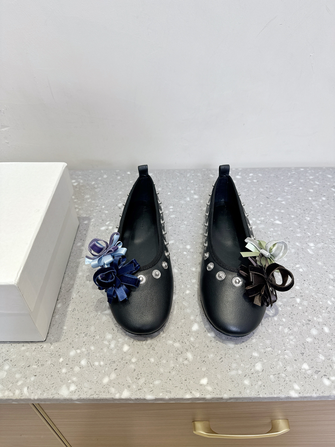 NO:408778,Paloma-wool niche trendy brand 25ss spring and summer new flowers, ballet shoes, rivets, flat shoes, single shoes, super beautiful, ballet shoes made for flowers, can be matched with DIY. This shoe design is also very thoughtful. Three different types of shoe flowers can be installed around the shoes, easily creating different shapes!  The upper is made of original imported cowhide, inner foot pad sheepskin, original customized rubber sole, Size35-39 (40.41 custom made without return), ballet shoes, cowhide, sheepskin19860909Paloma-wool 小众潮牌 25ss春夏新款花朵 芭蕾舞鞋 铆钉 平底 单鞋 超级漂亮,为花而生的芭蕾鞋,可DIY搭配. 这款鞋设计也很有小心思,鞋子四周可随意镶嵌三种不同类型的鞋花,轻松打造不同造型！ 鞋面采用原版进口牛皮 内里垫脚羊皮 鞋底原版定制橡胶大底 Size35-39（40.41定做不退换）,芭蕾舞鞋,cowhide,sheepskin,Women's Shoes