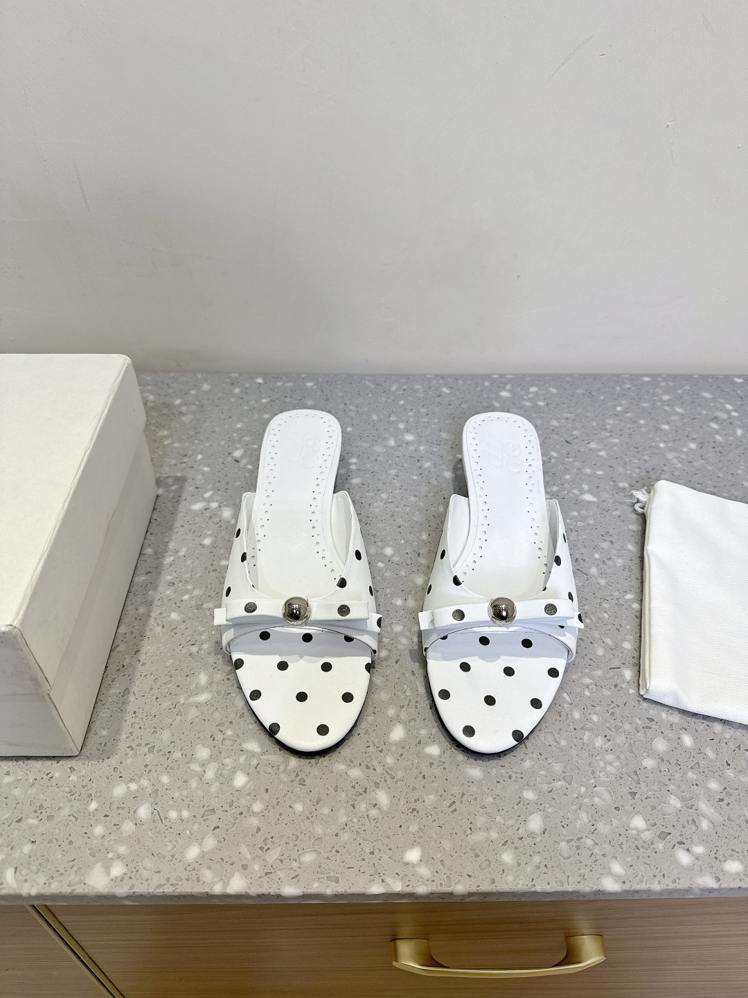 NO:408801,ODTD Niche trendy brand 25ss spring and summer new style kitten heel metal ball slippers This year's popular slippers Elegant and casual reveals inadvertent sexy kitten heel perfectly lengthens the legs proportions, eye-catching and easy to add points for summer outfits The fabric is made of original imported patent leather/cowhide, inner foot pad sheepskin, original custom leather soles Size35-39 (40.41 custom made without return), slippers, slippers, cowhide, sheepskin, Leather soles19860909ODTD 小众潮牌 25ss春夏新款 小猫跟金属球 拖鞋 今年大热的拖鞋 优雅随性中透露不经意的性感 小猫跟完美拉长双腿比例 惹眼轻松为夏日穿搭加分 面料采用原版进口漆皮/牛皮 内里垫脚羊皮 鞋底原版定制真皮大底 Size35-39（40.41 订做不退换）,拖鞋,slippers,cowhide,sheepskin,Leather soles,Women's Shoes