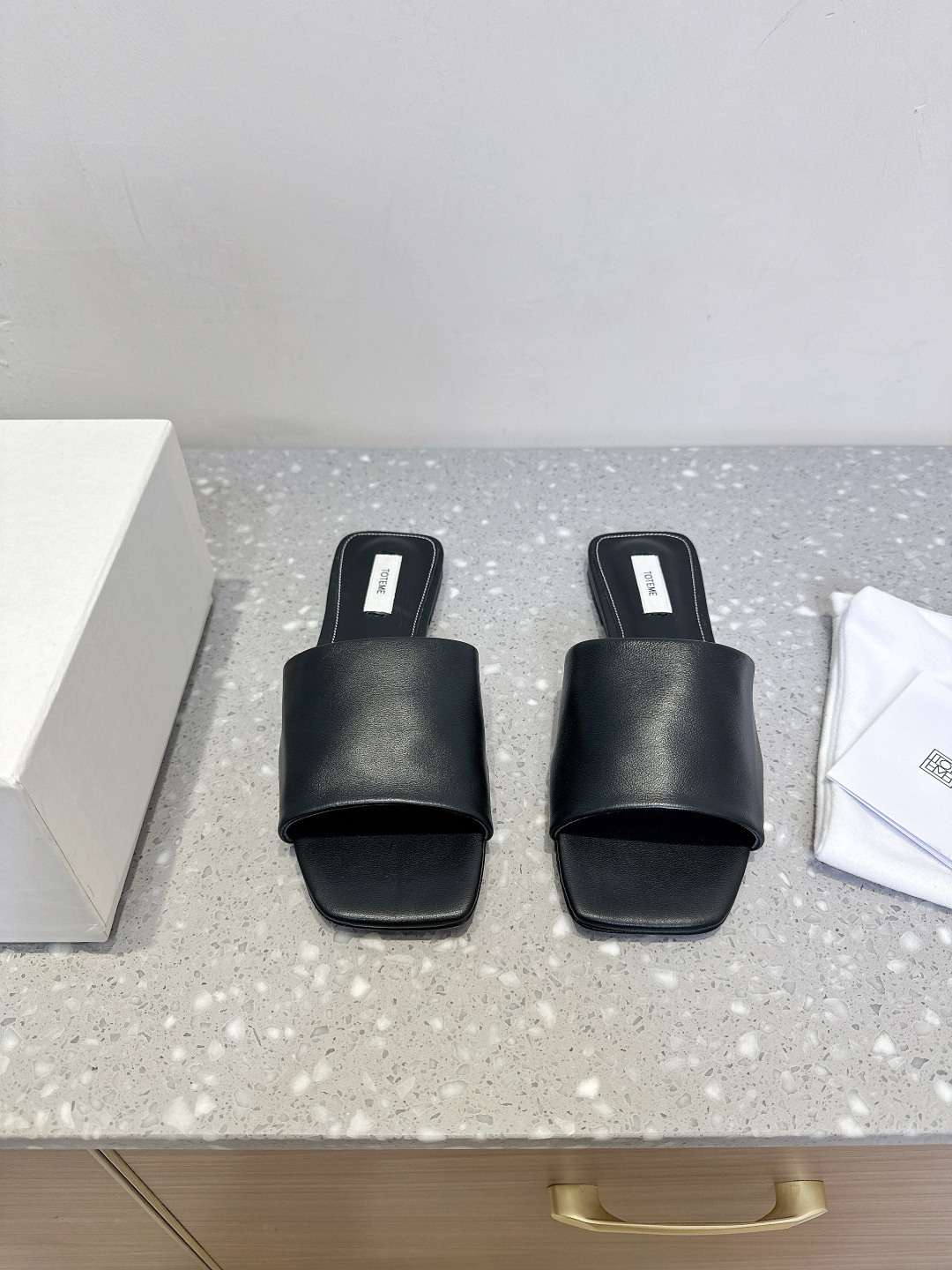 NO:408784,Toteme niche trendy brand 25ss spring and summer new style, flat-sole square head, flat-sole slippers, the neat fusion is perfect, and the ox fleece makes it super comfortable to wear!  Whether it is leisure and vacation or elegant and intellectual, it is very good to control it!  It is more versatile and changeable than you imagined, truly interpreting retro, minimalist and comfortable!  The upper is made of original imported cowhide, inner foot pad sheepskin, original Italian imported leather outsole, size 35-39 (40.41 custom made without return or exchange), slippers, slippers, cowhide, sheepskin, Leather soles19860909Toteme 小众潮牌 25ss春夏新款 平底方头 平底 拖鞋 呈现的利落融合很的完美,牛反绒打造上脚超级舒适！ 无是论休闲度假还是优雅知性,都驾得驭很好！ 比象想中更百搭多变,真正释诠了复古、极简、舒适！ 鞋面采用原版进口牛皮 内里垫脚羊皮 鞋底原版意大利进口真皮大底 码数35-39（40.41定做不退换）,拖鞋,slippers,cowhide,sheepskin,Leather soles,Women's Shoes