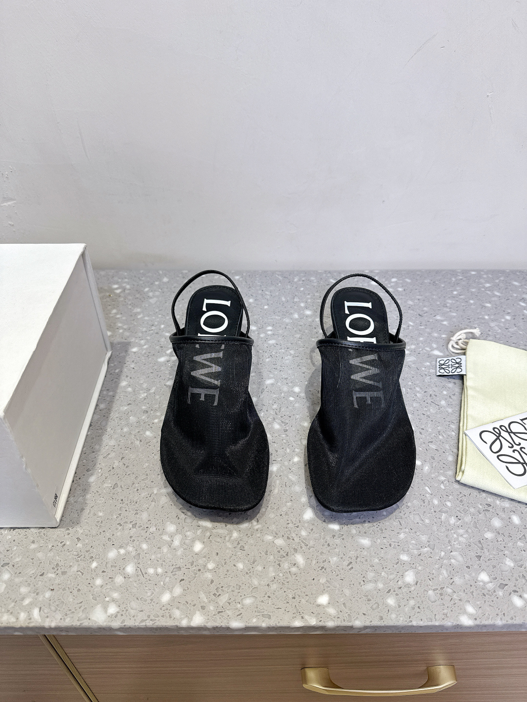 NO:409272,Loewe 25ss Spring and Summer New Style Ice Wire Mesh Cat Heel Slippers Real Air-conditioned Shoes, with a looming beauty, it's really beautiful to wear!  !  !  Highly recommended, super lazy fashion drag, three ways to wear it, same style as celebrity bloggers!  The fabric is made of original imported ice silk mesh, inner foot pad sheepskin, heel height 4.5cm, original custom beef tendon rubber wear-resistant sole Size35-40 (40 custom made without return or exchange), high heels sandals, loewe, loewe, sandals, high heels, slippers, sheepskin19860909Loewe 罗意威 25ss春夏新款 冰丝网 猫跟 拖鞋 真正空调鞋,加若隐若现的美感,上脚真的太美了！！！ 强烈推荐,超级懒人时装拖,三种穿法 明星博主同款！ 面料采用原版进口冰丝网 内里垫脚羊皮 跟高4.5cm 大底原版定制牛筋橡胶耐磨大底 Size35-40（40订做不退换）,高跟鞋凉鞋,loewe,loewe,sandals,high heels,slippers,sheepskin,Women's Shoes