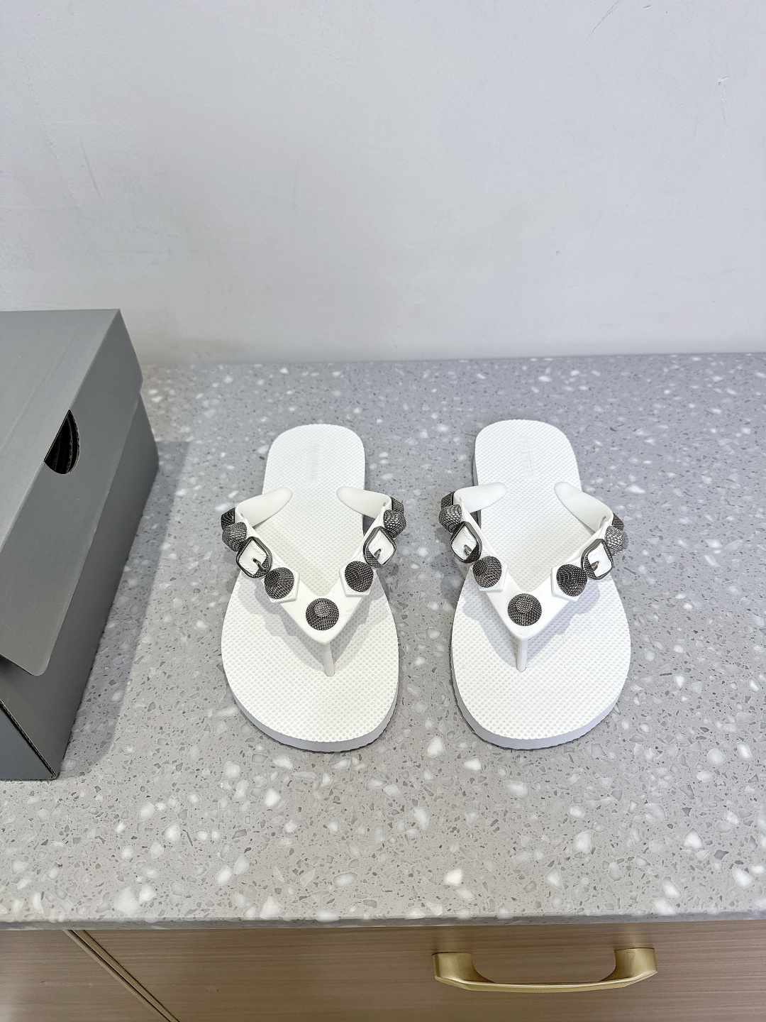 NO:408787,Balenciaga 25ss Spring and Summer New Beach Flip Flops This is a pair of classic flip flops. The main body is composed of light brown sole and black laces. The sole has a delicate texture, which not only increases friction with the soles, and is more stable when walking, but also plays a certain anti-slip role. It is suitable for wearing in a variety of ground environments. The black laces are made of webbing material, which is elastic and fits the feet, and is not easy to grind the feet. At the same time, the classic black is versatile and dirty. In terms of dressing, it is a must-have item in summer. It is matched and beach pants show leisure and leisure, whether it is going to the beach for vacation, outdoor walks, or daily home. It is simple to create a relaxed and comfortable atmosphere and show a lazy vacation style. It can add a sense of fashion to the overall look and make the casual style more exquisite.  Size35-40 (40 custom made without return or exchange), split-toe shoes, balenciaga, balenciaga, slippers19860909Balenciaga 巴黎世家 25ss春夏新款 沙滩 人字拖鞋 这是一双经典的人字拖 主体由浅棕色的鞋底与黑色的鞋带构成.鞋底表面有细腻的纹理,不仅增加了与脚底的摩擦力,行走时更稳,还能起到一定的防滑作用,适合在多种地面环境穿着.黑色鞋带采用织带材质,具有一定弹性,贴合脚部,不易磨脚,同时经典的黑色百搭又耐脏. 在穿搭方面,它是夏日必备单品.搭配、沙滩裤,尽显休闲随性,无论是去海边度假、户外散步,还是日常居家,都十分合适.搭配简单的、,也能营造出轻松自在的氛围,展现出慵懒的度假风情.能为整体造型增添时尚感,使休闲风格中多几分精致格调. Size35-40（40订做不退换）,分趾鞋,balenciaga,balenciaga,slippers,Women's Shoes