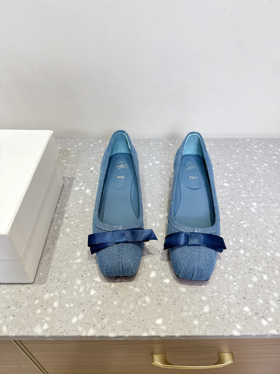 NO:408957,Cistian Loubouti 25ss spring and summer new style, bow, Mary Jane small thick heel, single shoes. The design is simple and atmospheric, and it is very comfortable and beautiful on the feet. It is very tasteful and fairy-like, allowing you to spend this beautiful summer!  The upper is made of original imported sheepskin/imported denim, inner footbed cowhide, heel height 4cm, original Italian imported leather outsole, size 35-39 (40.41 custom made without return), Mary Jane, mary jane, cowhide, sheepskin, Leather soles19860909Cistian Loubouti 25ss春夏新款 蝴蝶结 玛丽珍小粗跟 单鞋 与这款设计比较简单大气,上脚是非常舒适好看的 非常的有品位,非常仙女范,让你度过这美美一夏！ 鞋面采用原版进口羊皮/进口牛仔布 内里垫脚牛皮 跟高4cm 大底原版意大利进口真皮大底 码数35-39（40.41定制不退换）,玛丽珍,mary jane,cowhide,sheepskin,Leather soles,Women's Shoes