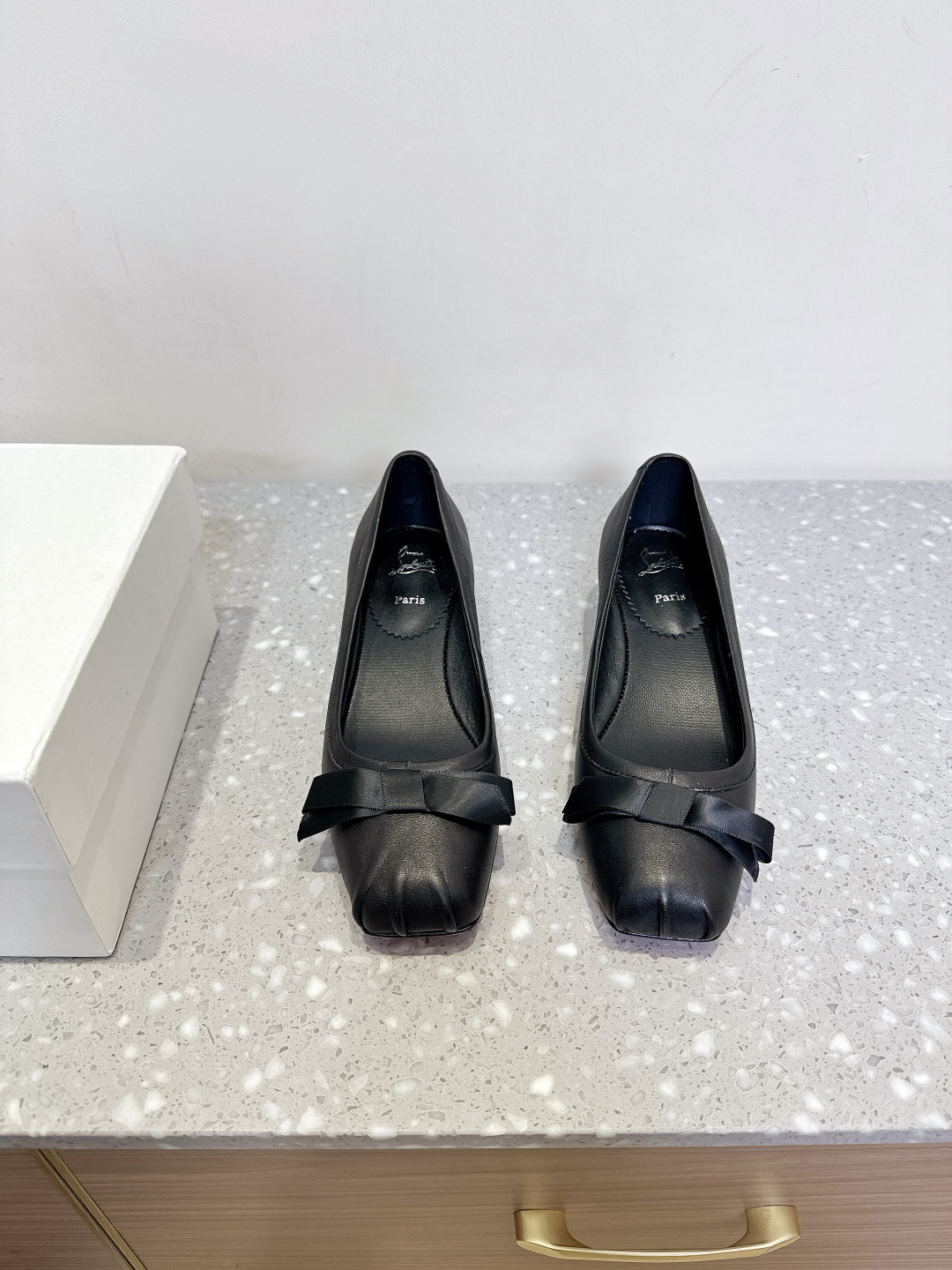 NO:408782,Cistian Loubouti 25ss spring and summer new style, bow, Mary Jane small thick heel, single shoes. The design is simple and atmospheric, and it is very comfortable and beautiful on the feet. It is very tasteful and fairy-like, allowing you to spend this beautiful summer!  The upper is made of original imported sheepskin/imported denim, inner footbed cowhide, heel height 4cm, original Italian imported leather outsole, size 35-39 (40.41 custom made without return), single shoes, mary jane, cowhide, sheepskin, Leather soles19860909Cistian Loubouti 25ss春夏新款 蝴蝶结 玛丽珍小粗跟 单鞋 与这款设计比较简单大气,上脚是非常舒适好看的 非常的有品位,非常仙女范,让你度过这美美一夏！ 鞋面采用原版进口羊皮/进口牛仔布 内里垫脚牛皮 跟高4cm 大底原版意大利进口真皮大底 码数35-39（40.41定制不退换）,单鞋,mary jane,cowhide,sheepskin,Leather soles,Women's Shoes