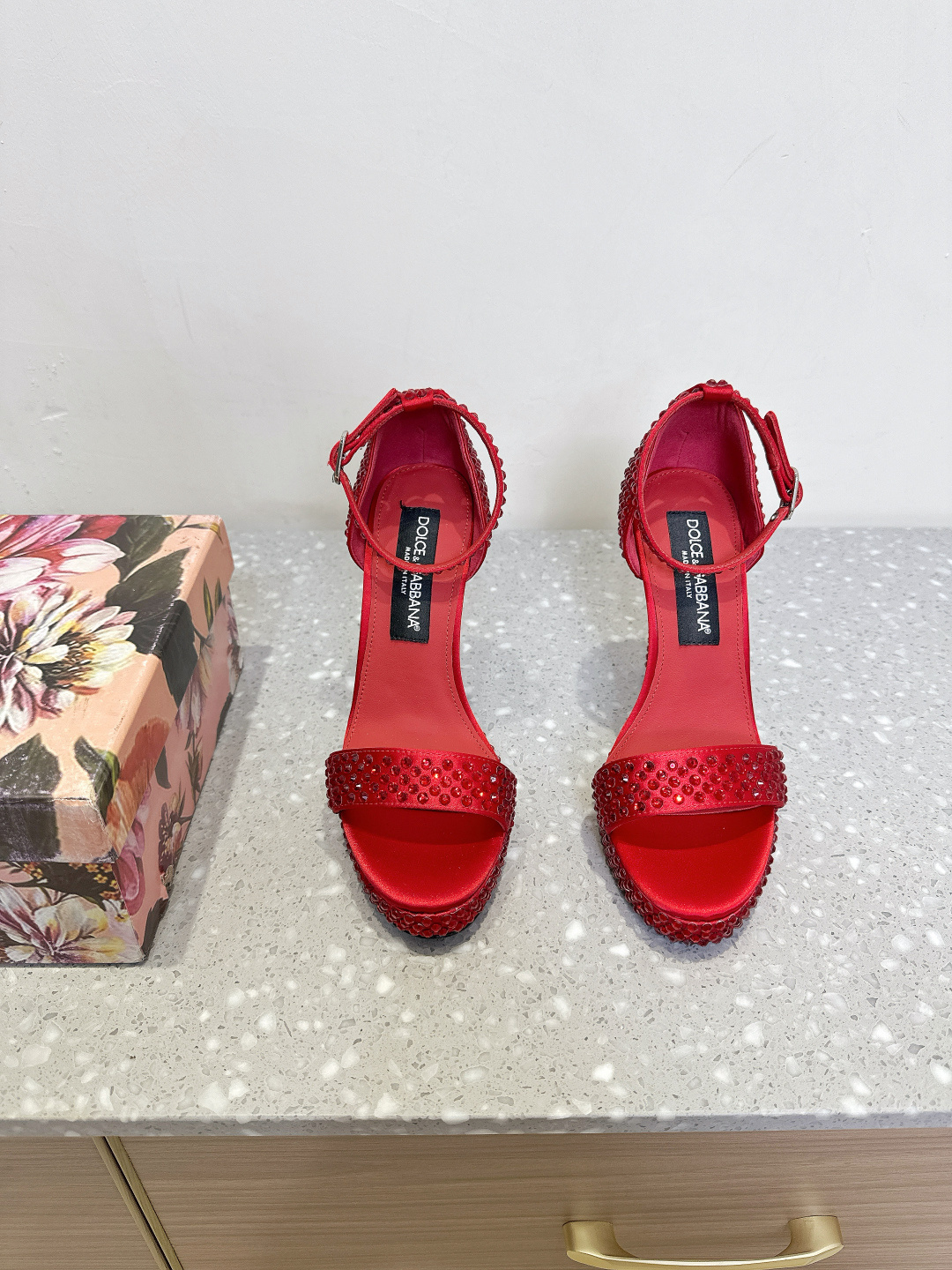 NO:408963,Dolce & Gabbana 25ss Spring and Summer New High Heels Rhinestones Sandals Italian Romantic Aesthetic Silk Series Collision of Classical and Modern Kitten Heels Sandals Lines, styling, high-end feel that can be seen, comparable to non-market currency DG Dolce & Gabbana Show direct hit, synchronous update Dolce & Gabbana's design always combines classicism and modern style and is creative and romantic Baroque style Baroque palace style Italian aesthetics The beautiful legend of Sicily Dolce & Gabbana upper uses original imported silk / diamond decoration Inner footbed sheepskin Heel height 10cm Sole original Italian leather outsole Size 35-39 (40.41 custom-made without return and exchange), high heel sandals, Dolce & Gabbana, Dolce & Gabbana, sandals, high  heels, sheepskin, real silk, Leather soles19860909Dolce & Gabbana 杜嘉班纳 25ss春夏新款 高跟 水钻 凉鞋 古典与现代碰撞出的意式浪漫美学真丝系列 小猫跟凉鞋 线条,版型,看得到的高级感,非市场通货可比 DG杜嘉班纳秀场直击,同步更新 杜嘉班纳的设计总是结合古典主义与现代风格 并具备创意、浪漫 巴洛克风格 巴洛克宫廷风 意式美学西西里美丽的传说 Dolce & Gabbana 鞋面采用原版进口真丝 /钻饰 内里垫脚羊皮 跟高10cm 鞋底原版意大利真皮大底 码数35-39（40.41定制不退换）,高跟鞋凉鞋,Dolce&Gabbana,Dolce&Gabbana,sandals,high heels,sheepskin,real silk,Leather soles,Women's Shoes