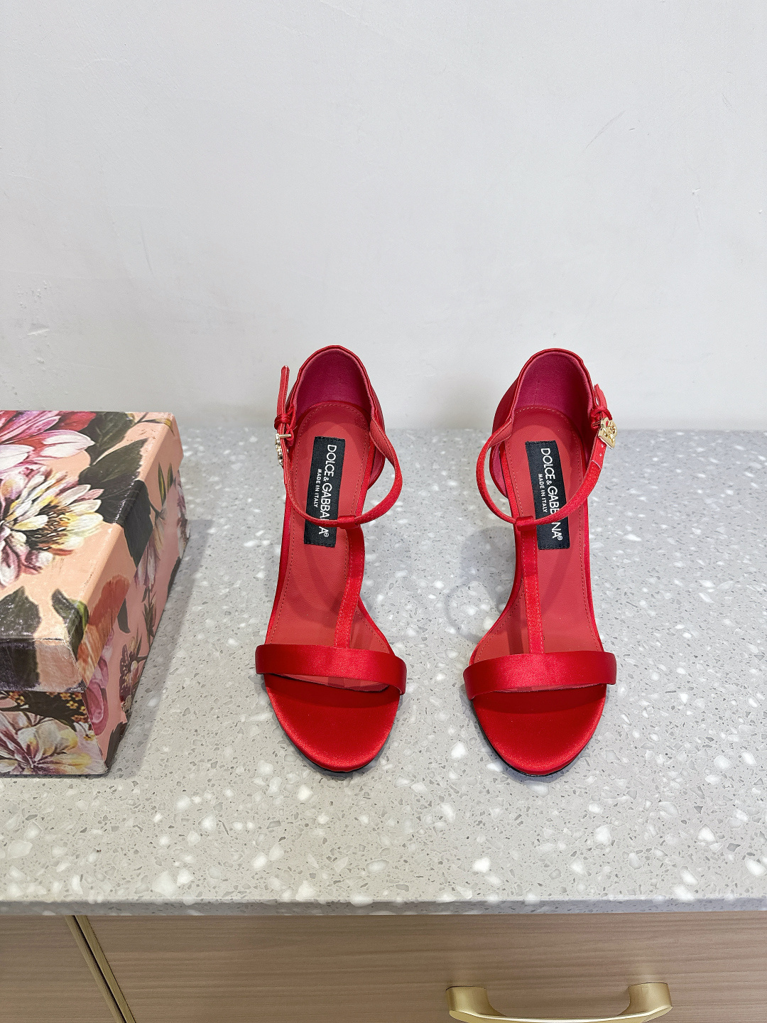 NO:408966,Dolce & Gabbana 25ss spring and summer new style high heel sandals Italian romantic aesthetic silk series collided with classical and modern kitten heel sandals Lines, styles, high-end sense that can be seen, comparable to non-market currency DG Dolce & Gabbana show direct hit, synchronous update Dolce & Gabbana's design always combines classicism and modern style and is creative and romantic Baroque style Baroque court style Italian aesthetics The beautiful legend of Sicily Dolce & Gabbana upper uses original imported silk inner foot pad sheepskin heel height 10cm sole original Italian leather outsole size 35-39 (40.41 custom-made without return and exchange), high heel sandals, Dolce & Gabbana, Dolce & Gabbana, sandals, high  heels, sheepskin, real silk, Leather soles19860909Dolce & Gabbana 杜嘉班纳 25ss春夏新款 高跟 凉鞋 古典与现代碰撞出的意式浪漫美学真丝系列 小猫跟凉鞋 线条,版型,看得到的高级感,非市场通货可比 DG杜嘉班纳秀场直击,同步更新 杜嘉班纳的设计总是结合古典主义与现代风格 并具备创意、浪漫 巴洛克风格 巴洛克宫廷风 意式美学西西里美丽的传说 Dolce & Gabbana 鞋面采用原版进口真丝 内里垫脚羊皮 跟高10cm 鞋底原版意大利真皮大底 码数35-39（40.41定制不退换）,高跟鞋凉鞋,Dolce&Gabbana,Dolce&Gabbana,sandals,high heels,sheepskin,real silk,Leather soles,Women's Shoes