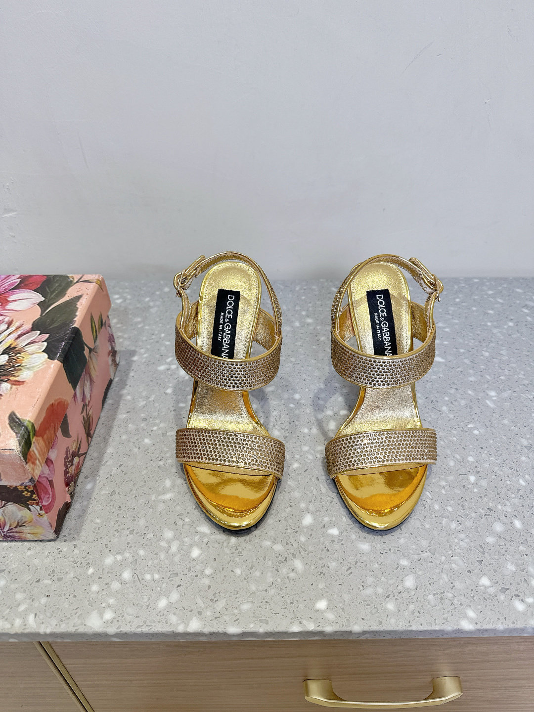 NO:408960,Dolce & Gabbana 25ss spring and summer new style high heel sandals Italian romantic aesthetic silk series collided with classical and modern kitten heel sandals Lines, styles, high-end sense that can be seen, comparable to non-market currency DG Dolce & Gabbana show direct hit, synchronous update Dolce & Gabbana's design always combines classicism and modern style and is creative and romantic Baroque style Baroque palace style Italian aesthetics The beautiful legend of Sicily Dolce & Gabbana upper uses original imported cowhide/rispberry, inner foot pad sheepskin heel height 10cm sole original Italian leather outsole size 35-39 (40.41 custom-made without return), high heel slippers, Dolce & Gabbana, Dolce & Gabbana, sandals, high  heels, slippers, cowhide, sheepskin, real silk, Leather soles19860909Dolce & Gabbana 杜嘉班纳 25ss春夏新款 高跟 凉鞋 古典与现代碰撞出的意式浪漫美学真丝系列 小猫跟凉鞋 线条,版型,看得到的高级感,非市场通货可比 DG杜嘉班纳秀场直击,同步更新 杜嘉班纳的设计总是结合古典主义与现代风格 并具备创意、浪漫 巴洛克风格 巴洛克宫廷风 意式美学西西里美丽的传说 Dolce & Gabbana 鞋面采用原版进口牛皮/水钻 内里垫脚羊皮 跟高10cm 鞋底原版意大利真皮大底 码数35-39（40.41定制不退换）,高跟鞋拖鞋,Dolce&Gabbana,Dolce&Gabbana,sandals,high heels,slippers,cowhide,sheepskin,real silk,Leather soles,Women's Shoes