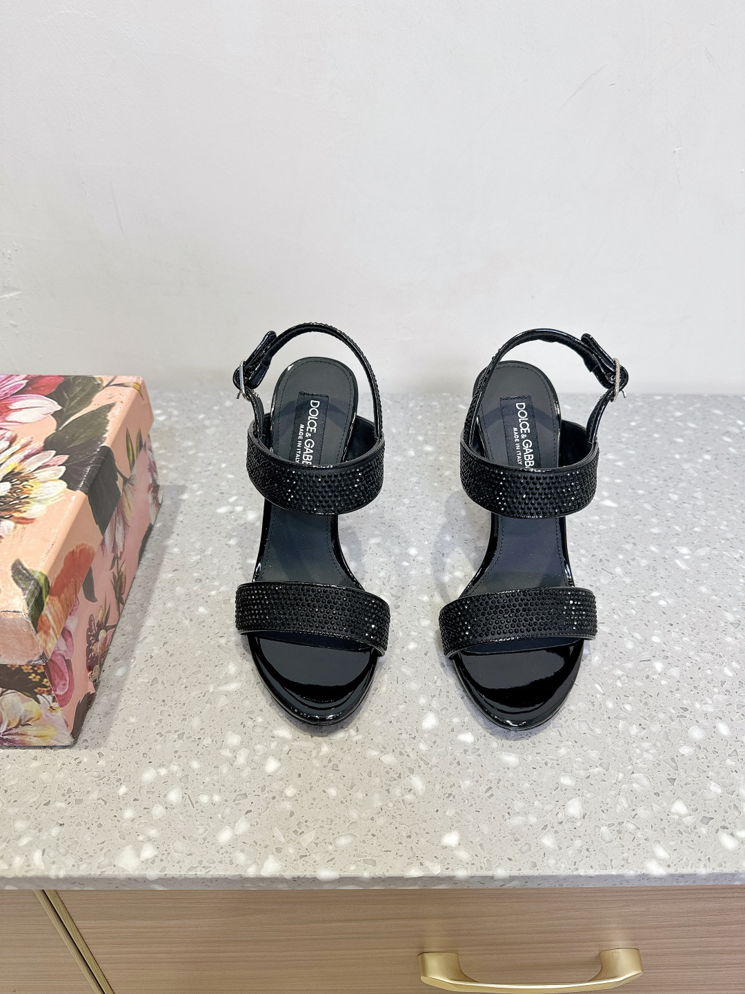 NO:408798,Dolce & Gabbana 25ss spring and summer new style high heel sandals Italian romantic aesthetic silk series collided with classical and modern kitten heel sandals Lines, styles, visible high-end sense, non-market currency comparable DG Dolce & Gabbana show direct hit, synchronous update Dolce & Gabbana's design always combines classicism and modern style and is creative and romantic Baroque style Baroque palace style Italian aesthetics The beautiful legend of Sicily Dolce & Gabbana upper uses original imported cowhide/rispberry, inner foot pad sheepskin heel height 10cm sole original Italian leather outsole size 35-39 (40.41 custom-made without return), high heel sandals, Dolce & Gabbana, Dolce & Gabbana, sandals, high  heels, cowhide, sheepskin, real silk, Leather soles19860909Dolce & Gabbana 杜嘉班纳 25ss春夏新款 高跟 凉鞋 古典与现代碰撞出的意式浪漫美学真丝系列 小猫跟凉鞋 线条,版型,看得到的高级感,非市场通货可比 DG杜嘉班纳秀场直击,同步更新 杜嘉班纳的设计总是结合古典主义与现代风格 并具备创意、浪漫 巴洛克风格 巴洛克宫廷风 意式美学西西里美丽的传说 Dolce & Gabbana 鞋面采用原版进口牛皮/水钻 内里垫脚羊皮 跟高10cm 鞋底原版意大利真皮大底 码数35-39（40.41定制不退换）,高跟鞋凉鞋,Dolce&Gabbana,Dolce&Gabbana,sandals,high heels,cowhide,sheepskin,real silk,Leather soles,Women's Shoes