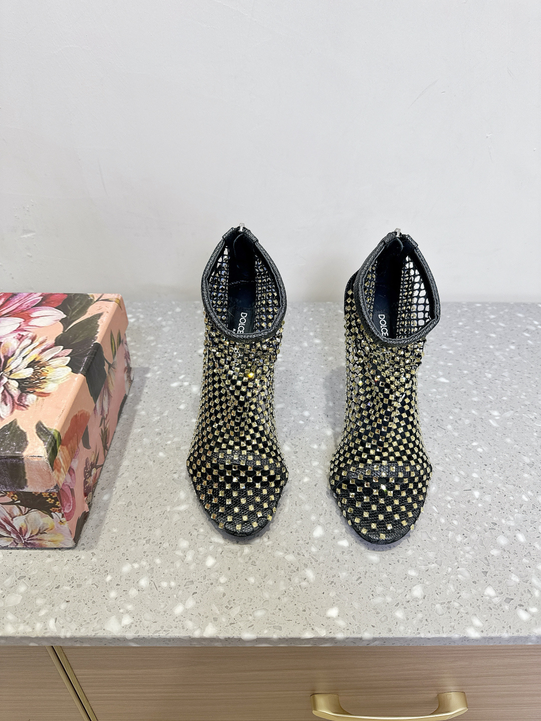 NO:408969,Dolce & Gabbana 25ss Spring and Summer New High Heel Rhinestone Sandals Italian Romantic Aesthetic Silk Series Collision of Classical and Modern Kitten Heel Sandals Lines, styles, high-end feel that can be seen, comparable to non-market currency DG Dolce & Gabbana Show direct hit, synchronous update Dolce & Gabbana's design always combines classicism and modern style and is creative and romantic Baroque style Baroque palace style Italian aesthetics The beautiful legend of Sicily Dolce & Gabbana The upper is made of original imported cowhide/rhinestone inner foot pad sheepskin Heel height 10cm Sole original Italian leather outsole Size 35-39 (40.41 custom-made without return and exchange), high heel sandals, Dolce & Gabbana, Dolce & Gabbana, sandals, high  heels, cowhide, sheepskin, real silk, Leather soles19860909Dolce & Gabbana 杜嘉班纳 25ss春夏新款 高跟 水钻 凉鞋 古典与现代碰撞出的意式浪漫美学真丝系列 小猫跟凉鞋 线条,版型,看得到的高级感,非市场通货可比 DG杜嘉班纳秀场直击,同步更新 杜嘉班纳的设计总是结合古典主义与现代风格 并具备创意、浪漫 巴洛克风格 巴洛克宫廷风 意式美学西西里美丽的传说 Dolce & Gabbana 鞋面采用原版进口牛皮/水钻 内里垫脚羊皮 跟高10cm 鞋底原版意大利真皮大底 码数35-39（40.41定制不退换）,高跟鞋凉鞋,Dolce&Gabbana,Dolce&Gabbana,sandals,high heels,cowhide,sheepskin,real silk,Leather soles,Women's Shoes