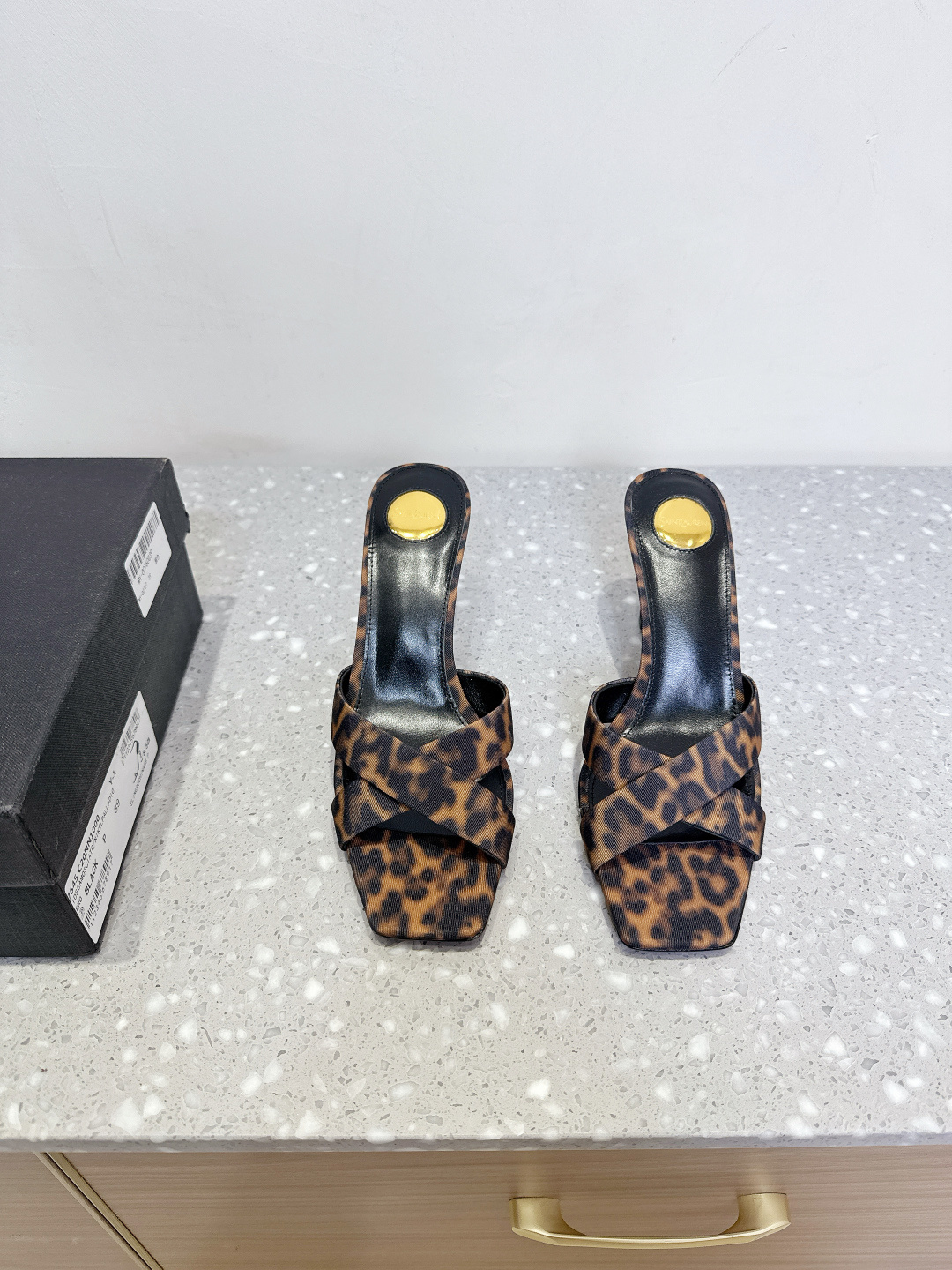 NO:408792,Saint Laurent 25ss Spring and Summer New Style High Heels Slippers Brightening Rhinestones Elegant and Age-reducing Princess’s atmosphere full of fairy spirit!  When pairing various small skirts, you don’t pick on the feet at all. It’s really too beautiful. It makes people look white and releases infinite elegance and charm. Explore more high-heeled shoes!  The upper is made of original custom cowhide, inner foot pad sheepskin, heel height 7.5cm, original Italian imported leather sole Size35-39 (40.41 custom made without return or exchange), high heels, saint laurent, saint laurent, high heels, slippers, skirts, cowhide, sheepskin, Leather soles19860909Saint Laurent 圣罗兰 25ss春夏新款 高跟 拖鞋 璀璨夺目的水钻 优雅减龄 仙气满满的公主氛围！ 各种小裙子搭配起来 完全不挑脚型哦 真的美的过分 上脚显白的让人上头 释放无限优雅魅力 探索更多臻选高跟鞋！ 鞋面采用原版定制牛皮 内里垫脚羊皮 跟高7.5cm 鞋底原版意大利进口真皮大底 Size35-39（40.41定做不退换）,高跟鞋拖鞋,saint laurent,saint laurent,high heels,slippers,skirts,cowhide,sheepskin,Leather soles,Women's Shoes