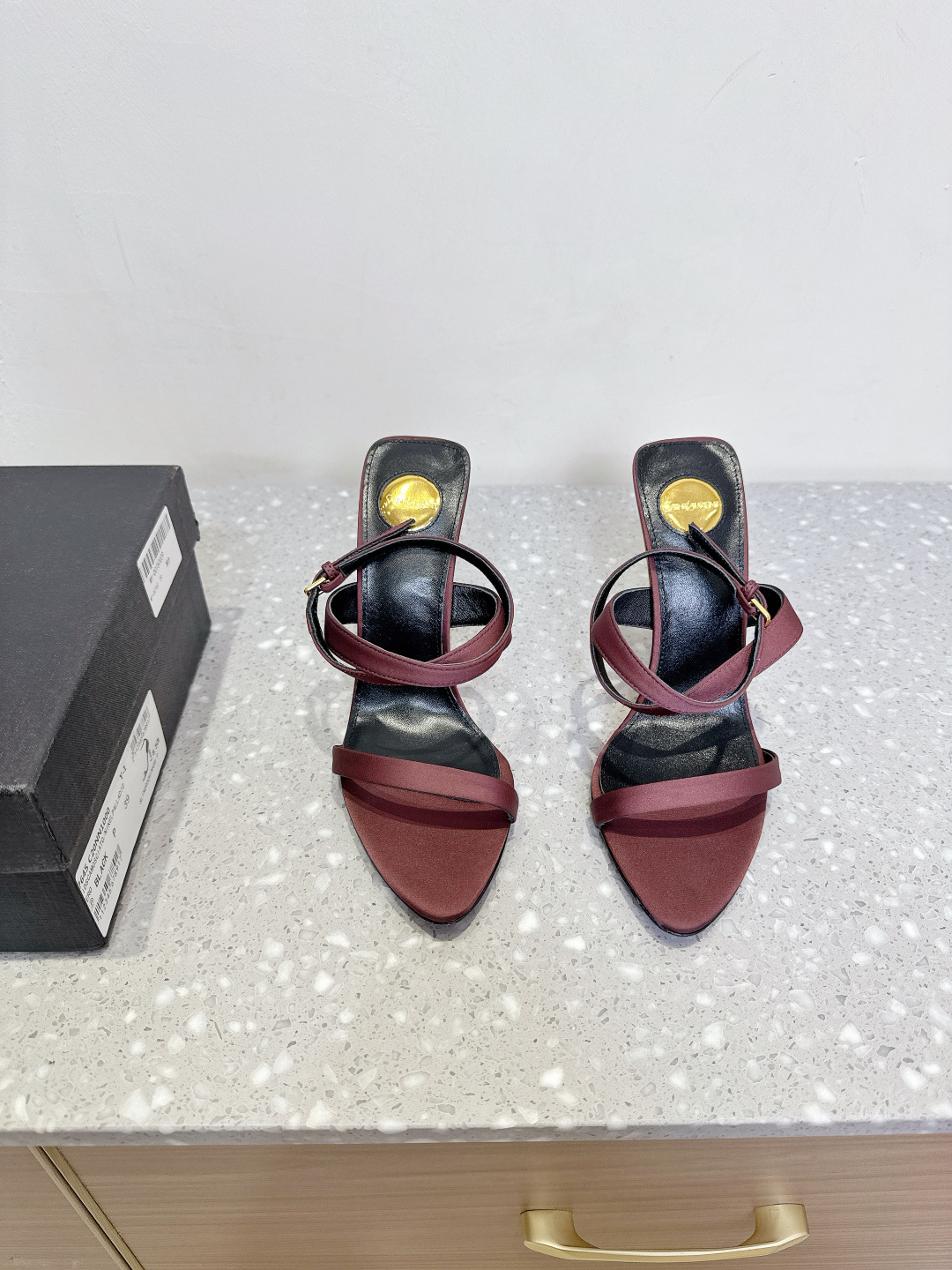 NO:408795,Saint Laurent 25ss Spring and Summer New Style, Wedges, High Heels, Straps, Sandals, Brightening Rhinestones, Elegant and Age-reducing Princess's atmosphere!  When pairing various small skirts, you don’t pick on the feet at all. It’s really too beautiful. It makes people look white and releases infinite elegance and charm. Explore more high-heeled shoes!  The upper is made of original custom cowhide, inner foot pad sheepskin, heel height 10cm, original Italian imported leather sole Size35-39 (40.41 custom made without return or exchange), high heels, saint laurent, saint laurent, sandals, high heels, slippers, slippers, skirts, cowhide, sheepskin, Leather soles19860909Saint Laurent 圣罗兰 25ss春夏新款 坡跟 高跟 绑带 凉鞋 璀璨夺目的水钻 优雅减龄 仙气满满的公主氛围！ 各种小裙子搭配起来 完全不挑脚型哦 真的美的过分 上脚显白的让人上头 释放无限优雅魅力 探索更多臻选高跟鞋！ 鞋面采用原版定制牛皮 内里垫脚羊皮 跟高10cm 鞋底原版意大利进口真皮大底 Size35-39（40.41定做不退换）,高跟鞋拖鞋,saint laurent,saint laurent,sandals,high heels,slippers,skirts,cowhide,sheepskin,Leather soles,Women's Shoes