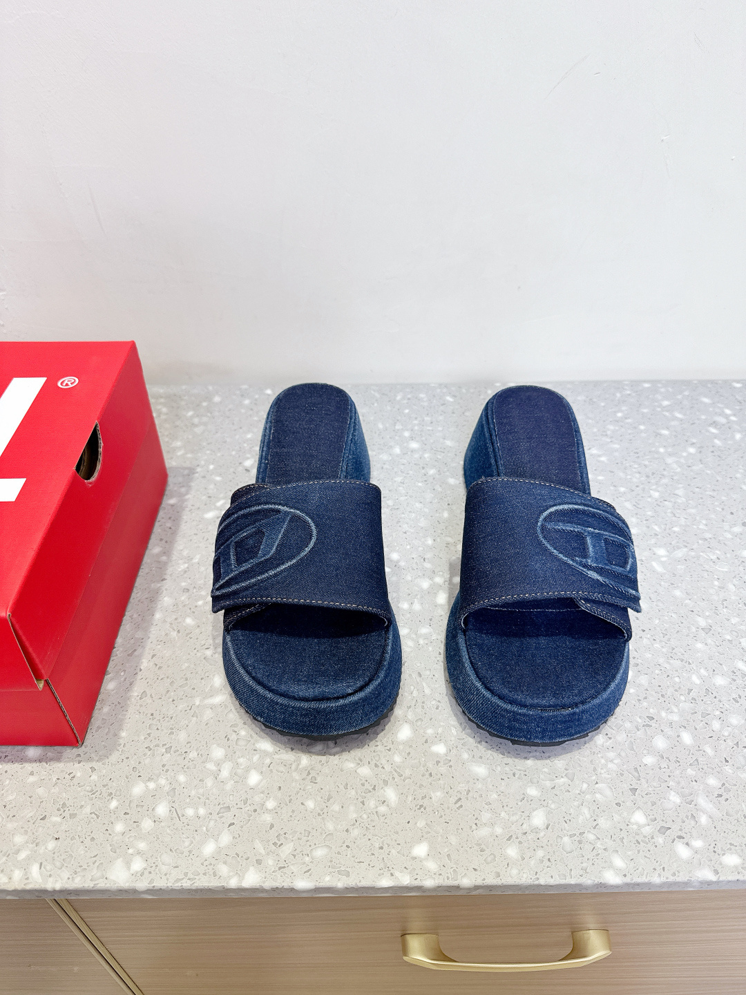 NO:408800,DIESEL Niche trendy brand 25ss Spring and Summer New Denim Denim Washed Denim Slippers DIESEL adheres to the brand philosophy of passion, personality and self-expression established by the brand founder Renz0 RosS0 since its inception. Talent designer Glenn Martens is good at deconstruction and passionate about experiments. He injects crazy experimental concepts into denim, showing the interesting, sexy and diverse of DIESEL, mixing and matching to create a charming clothing that is not turned around and has a charming personality. The upper uses original imported denim wash denim inner footbed denim heel height 6cm outsole original custom rubber sole Size35-40 (40 custom made without return or exchange), slippers, slippers19860909DIESEL 小众潮牌 25ss春夏新款 丹宁牛仔 水洗牛仔布 拖鞋 DIESEL秉持着品牌创始人Renz0 RosS0从创立之初建立的品牌哲学激情、个性、自我表达. 天赋设计师Glenn Martens擅长解构并热衷实验,他为丹宁注入了疯狂的实验概念,淋漓展现DIESEL的有趣、性感、多元,混搭打造不轉、个性兼具魅力的服饰. 鞋面采用原版进口丹宁水洗牛仔布 内里垫脚牛仔布 跟高6cm 大底原版定制橡胶大底 Size35-40（40定做不退换）,拖鞋,slippers,Women's Shoes