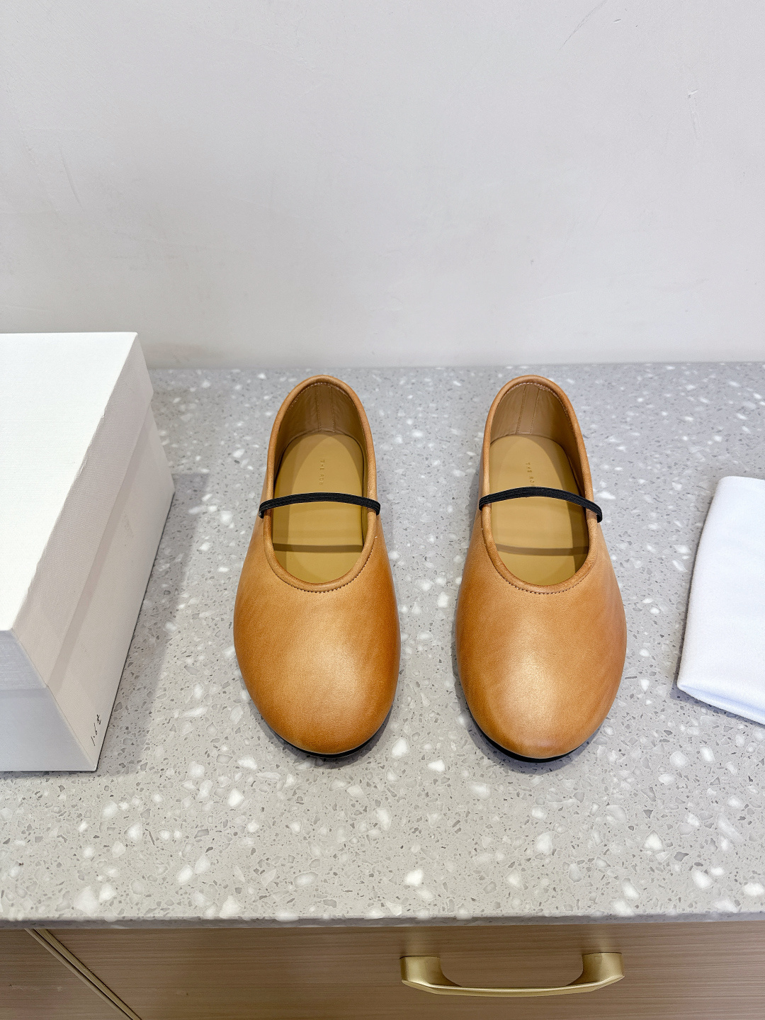 NO:408789,The row niche trendy brand 25ss spring and summer new style Mary Zhen flat sole single shoes rarely see a dancing shoe that is so fine and has a strong tolerance for the feet. It is well decorated with the foot shape without losing its unique charm, it is convenient to wear, and is very comfortable, and has no problems with daily wear, and is super versatile!  The upper is made of original imported calfskin, inner foot pad sheepskin, original customized rubber outsole, size 35-39 (40 customized, non-return and exchange), single shoes, mary jane, cowhide, sheepskin19860909The row 小众潮牌 25ss春夏新款 玛丽珍平底 单鞋 很少会看到一款跳舞鞋会做到这么精细、而且对脚的包容性特别强 把脚型修饰得妥妥的,又不失独特韵味,上脚方便便捷 且非常舒适、日常穿都没有问题的、超级百搭！ 鞋面采用原版进口小牛皮 内里垫脚羊皮 鞋底原版定制橡胶大底 码数35-39（40 订做不退换）,单鞋,mary jane,cowhide,sheepskin,Women's Shoes