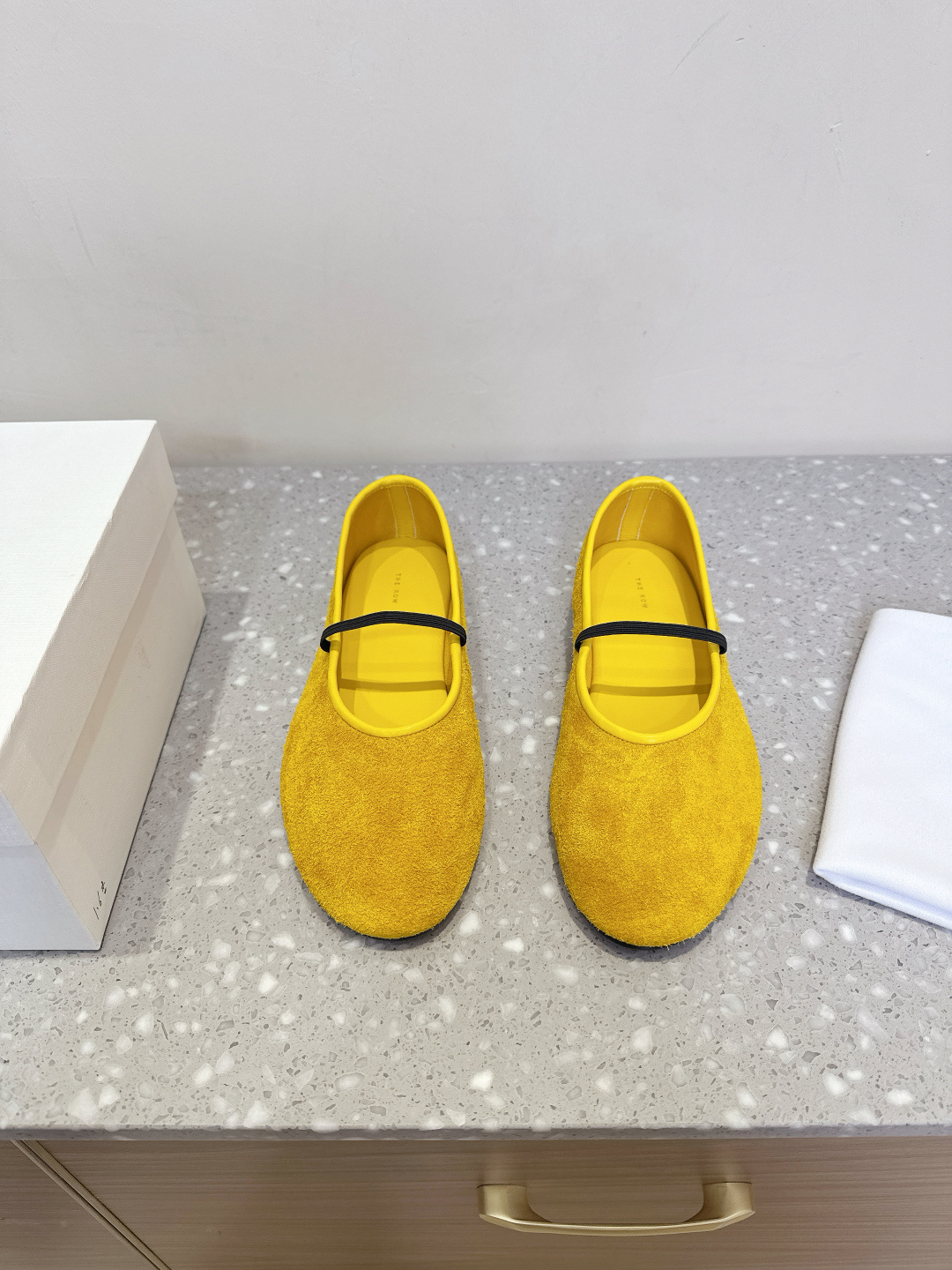 NO:408783,The row niche trendy brand 25ss spring and summer new style Mary Zhen flat sole single shoes rarely see a dancing shoe that is so fine and has a strong tolerance for the feet. It is well decorated with the foot shape without losing its unique charm, it is convenient to wear, and is very comfortable, and has no problems with daily wear, and is super versatile!  The upper is made of original imported Niujing inner foot pad sheepskin original custom rubber outsole size 35-39 (40 customized, non-return and exchange), single shoes, mary jane, sheepskin19860909The row 小众潮牌 25ss春夏新款 玛丽珍平底 单鞋 很少会看到一款跳舞鞋会做到这么精细、而且对脚的包容性特别强 把脚型修饰得妥妥的,又不失独特韵味,上脚方便便捷 且非常舒适、日常穿都没有问题的、超级百搭！ 鞋面采用原版进口牛京 内里垫脚羊皮 鞋底原版定制橡胶大底 码数35-39（40 订做不退换）,单鞋,mary jane,sheepskin,Women's Shoes