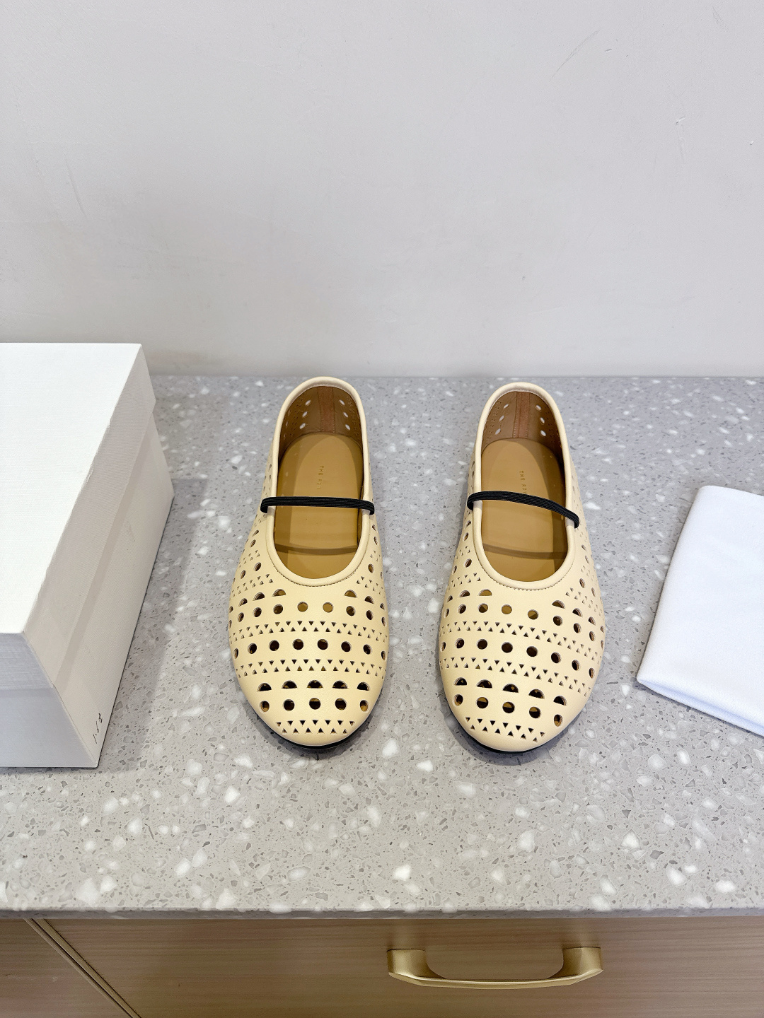 NO:408786,The row niche trendy brand 25ss spring and summer new style, hollowed out, Mary Zhen flat sole single shoes. I rarely see a dancing shoe that is so fine and has a strong tolerance for the feet. It is well decorated with the foot shape without losing its unique charm. It is convenient to wear, and is very comfortable, and has no problems with daily wear. It is super versatile!  The upper is made of original imported calfskin, inner foot pad sheepskin, original customized rubber outsole, size 35-39 (40 customized, non-return and exchange), single shoes, mary jane, cowhide, sheepskin19860909The row 小众潮牌 25ss春夏新款 镂空 玛丽珍平底 单鞋 很少会看到一款跳舞鞋会做到这么精细、而且对脚的包容性特别强 把脚型修饰得妥妥的,又不失独特韵味,上脚方便便捷 且非常舒适、日常穿都没有问题的、超级百搭！ 鞋面采用原版进口小牛皮 内里垫脚羊皮 鞋底原版定制橡胶大底 码数35-39（40 订做不退换）,单鞋,mary jane,cowhide,sheepskin,Women's Shoes