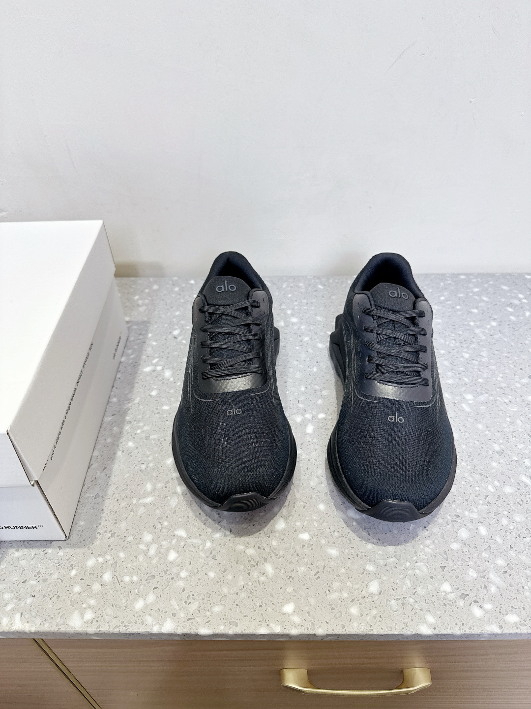 NO:408776,(with official aircraft box) Alo Runner Niche trendy brand 25ss Spring and Summer New Style Couple Model Mesh Casual Shoes Sports Shoes Alo Runner Designed for Stability and Support of Street, Off-road, Runway or Sands Equipped with Stable Heel Patch, Reinforced Heel Cushion, and Double-density Midsole, taking into account comfort and sensitivity. Breathable double-layer mesh upper optimizes air circulation and is made of 70 recycled materials to reduce the impact on the earth Original custom fabric for a variety of materials splicing Inner footbed breathable mesh Outsole Original custom mold opening ultralight foaming sole Size35-44 (female size 40, male size 45 custom made without return), casual shoes/sports, sneakers19860909（配官方飞机盒）Alo Runner 小众潮牌 25ss春夏新款 系情侣款 网面 休闲鞋 运动鞋 Alo Runner 专 街道、越野、跑道或沙地的稳定性与支撑力而设计 配备稳定后跟夹片、加固后跟缓冲,以及双密度中底,兼顾舒适性与灵敏度. 透气的双层网面鞋面优化空气流通,并采用70再生材料制成,减少对地球的影响 面料原版定制多种材质拼接 内里垫脚透气网 大底原版定制开模超轻发泡大底 Size35-44（女码40,男码45定做不退换）,休闲鞋/运动鞋,sneakers,Women's Shoes