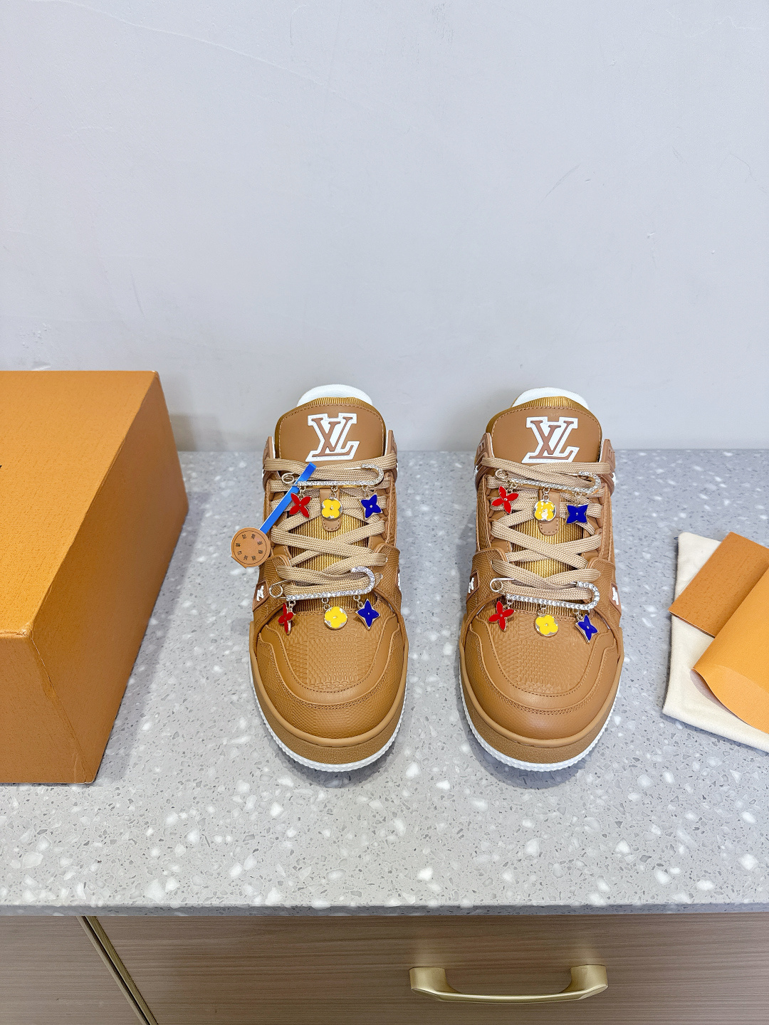 NO:408780,(Buckle, order notes) Louis Vuitton Couple style casual sports shoes skateboard shoes Original purchase and development Made this LV Trainer sneakers are made of cowhide leather to create complex uppers, which require hours of ingenious sewing to complete. The classic configuration is from Virgil Abloh, showing the inspiration of retro basketball shoes. The delivery counter is exquisitely packaged. The original customized head layer cowhide inner footbed breathable net Heel height 3cm Outsole original open mold two-color TPU combination sole Size35-44 (female size 40, male size 45 customized without return or exchange), casual shoes/sports shoes, louis vuitton, louis vuitton, louis vuitton, louis vuitton, louis vuitton, sneakers, cowhide19860909（扣饰,下单备注） Louis Vuitton 路易威登 情侣款 休闲 运动鞋 滑板鞋 原版购入开发 做货 本款LV Trainer 运动鞋选用牛皮革塑造繁复鞋面,需要数小时的匠心缝制方可完成.经典构型出自 Virgil Abloh 之手,展现复古篮球鞋的灵感启发 配送专柜精美包装 面料原版定制头层牛皮 内里垫脚透气网 跟高3cm 大底原版开模双色TPU组合大底 Size35-44（女码40,男码45定做不退换）,休闲鞋/运动鞋,louis vuitton,louis vuitton,louis vuitton,sneakers,cowhide,Women's Shoes