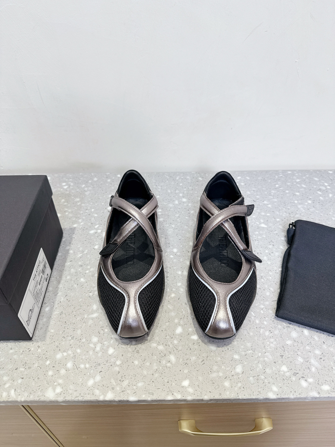 NO:408803,The Attico niche trendy brand 25ss spring and summer new style, cross Velcro, Mary Jane, ballet shoes. The ballet shoes that are loved by major brands are reinterpreted in their own unique style. The Attico from Italy did not miss this opportunity!  The brand design is avant-garde and bold, whether it is piled socks and boots, super wide-leg denim work pants, they have been picked by celebrities such as Rihanna and Kylie Jenner. The upper uses original imported metal leather/beef reverse velvet, inner foot pad sheepskin, heel height 2cm, original custom anti-slip rubber outsole, size 35-39 (40 customization, no return and exchange), Mary Jane, boots, mary jane, sheepskin19860909The Attico 小众潮牌 25ss春夏新款 交叉 魔术贴 玛丽珍 芭蕾舞鞋 被各大品牌钟爱的芭蕾舞鞋款,以各自独有的风格被重新演绎. 来自意大利的The Attico也没有错过这次机会！品牌设计前卫大胆,无论是堆堆袜靴、超阔腿牛仔工装裤都曾被Rihanna、Kylie Jenner等名人pick过. 鞋面采用原版进口金属皮/牛反绒 内里垫脚羊皮 跟高2cm 鞋底原版定制防滑橡胶大底 码数35-39（40定制不退换）,玛丽珍,boots,mary jane,sheepskin,Women's Shoes