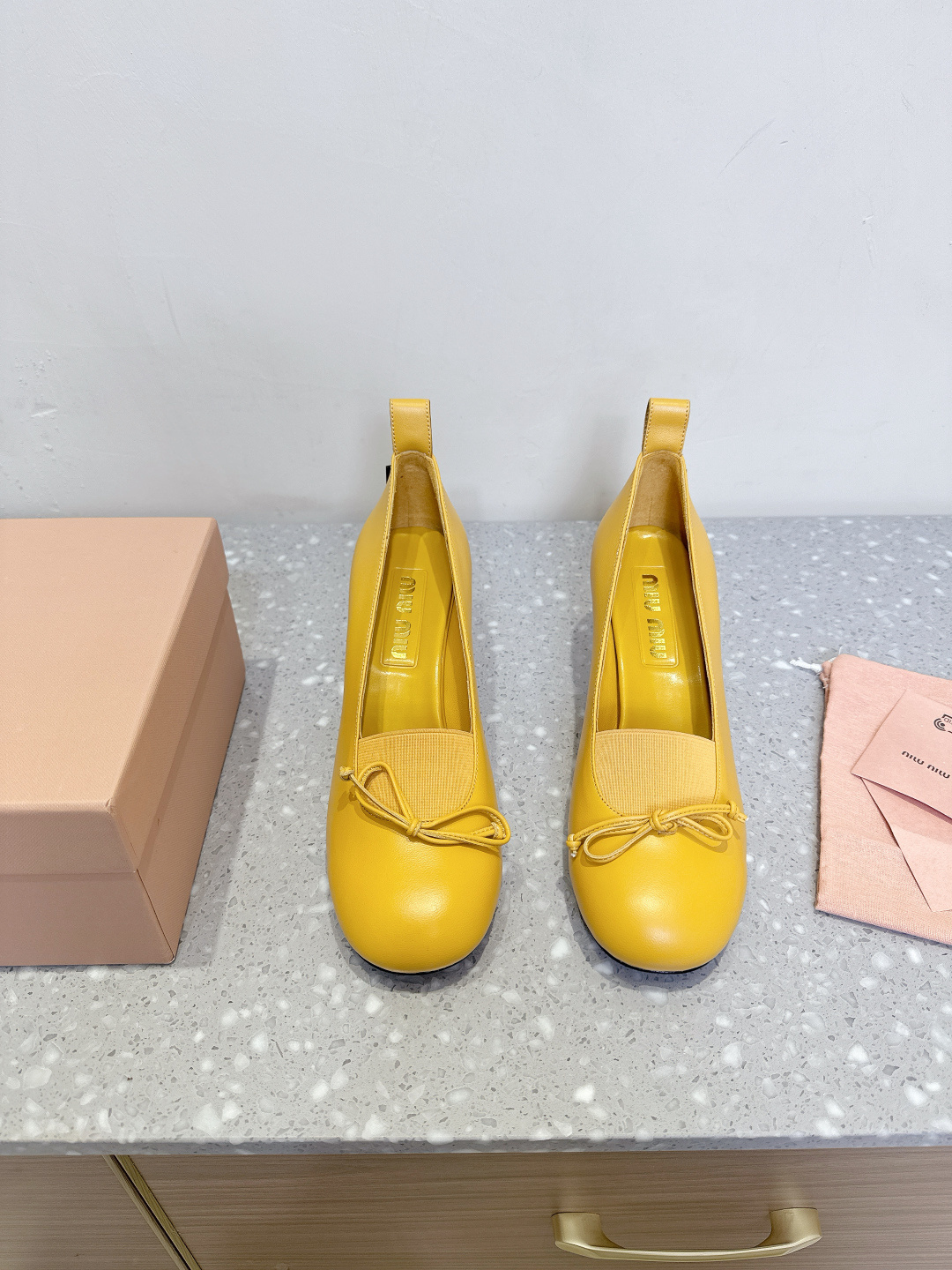 NO:408972,Miumiu 25ss Spring and Summer New Style, Retro, Bow, Round Head, Thick Heel, Single Shoes, Fresh Spring and Summer Color, Beautiful Curve, Everyday outfits are very good, with an exclusive logo style on the heel, showing elegant charm on the feet!  The upper is made of original mixed-bred sheepskin, inner footbed sheepskin, original custom-made Italian imported leather outsole, size 35-40 (40 custom made without return), single shoes, miumiu, sheepskin, Leather soles19860909Miumiu 缪缪 25ss春夏新款 复古 蝴蝶结 圆头 粗跟 单鞋 春夏清新配色,曲线优美 日常穿搭都很搭,后跟有专属标识性Logo格调,上脚尽显优雅魅力！ 鞋面采用原版混种羊皮 内里垫脚羊皮 鞋底原版定制意大利进口真皮大底 码数35-40（40 定做不退换）,单鞋,miumiu,sheepskin,Leather soles,Women's Shoes