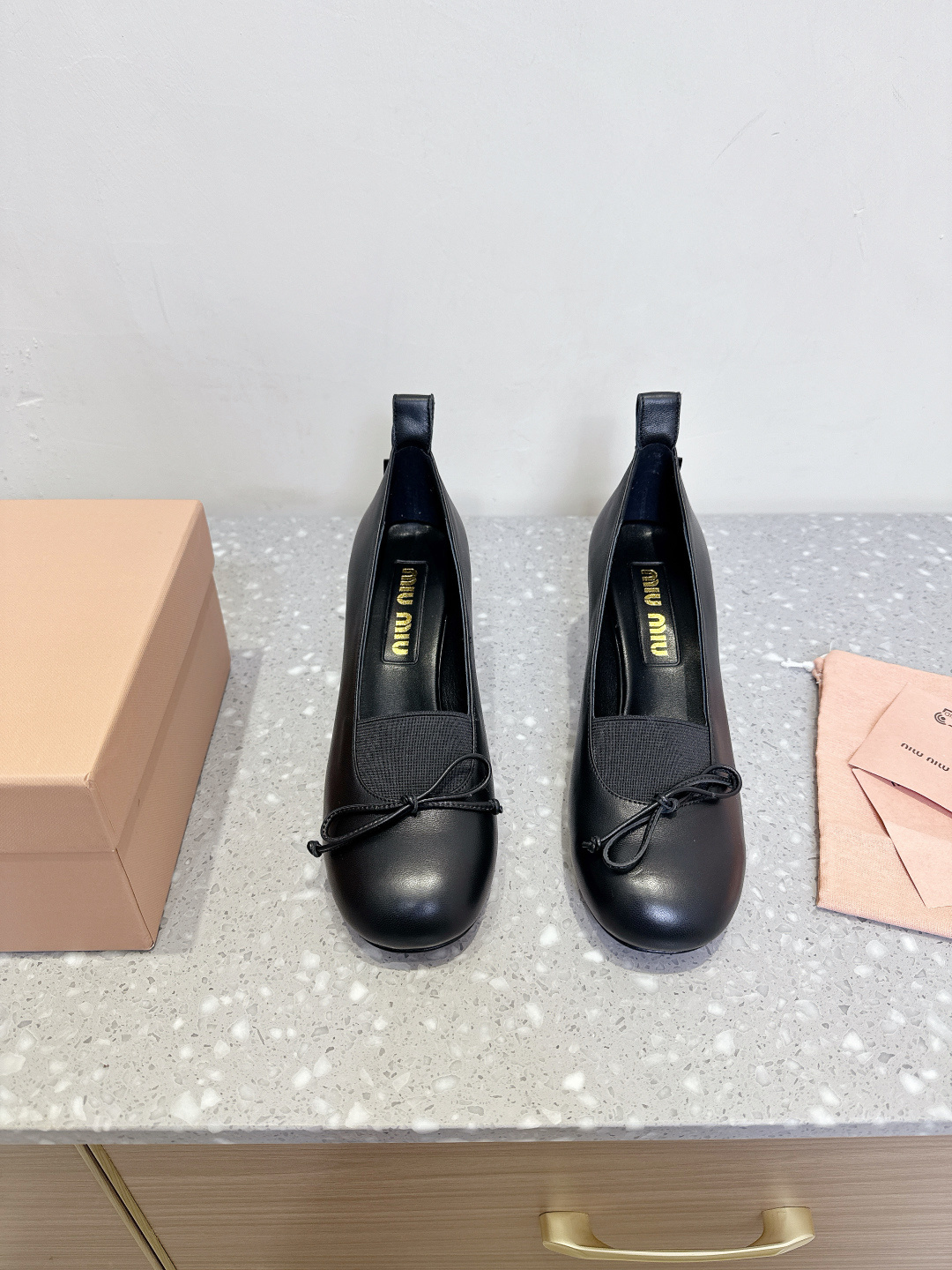 NO:409283,Miumiu 25ss Spring and Summer New Style, Retro, Bow, Round Head, Thick Heel, Single Shoes, Fresh Spring and Summer Color, Beautiful Curve, Everyday outfits are very good, with an exclusive logo style on the heel, showing elegant charm on the feet!  The upper is made of original mixed-bred sheepskin, inner foot padded sheepskin, original custom-made Italian imported leather outsole, size 35-40 (40 custom made without return), high heels, miumiu, high heels, sheepskin, Leather soles19860909Miumiu 缪缪 25ss春夏新款 复古 蝴蝶结 圆头 粗跟 单鞋 春夏清新配色,曲线优美 日常穿搭都很搭,后跟有专属标识性Logo格调,上脚尽显优雅魅力！ 鞋面采用原版混种羊皮 内里垫脚羊皮 鞋底原版定制意大利进口真皮大底 码数35-40（40 定做不退换）,高跟鞋单鞋,miumiu,high heels,sheepskin,Leather soles,Women's Shoes