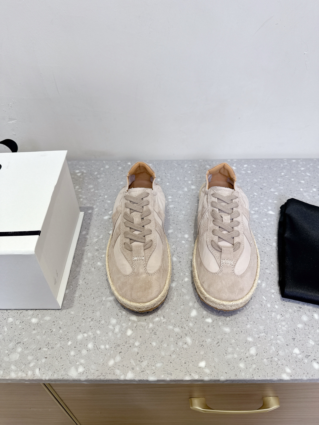 NO:409282,COTEMP Niche trendy brand 25ss Spring and Summer New Retro Air Veil Desert Shoes Soft Desert Shoes Kairo, famous for its early universal functionality, always retains the characteristics of simplicity and comfort, and has been fusion and splicing of multiple materials, shaping into casual shoes that are not limited to specific venues and uses, officially opening up the urban holidays. The upper is made of original imported sheep suede/technical veil fabric, inner foot pad sheepskin, sole original customized straw woven rubber sole Size35-40 (40 custom made without return), casual shoes/sports shoes, sneakers, espadrilles, sheepskin, chamois leather19860909COTEMP 小众潮牌 25ss春夏新款 复古 空气 轻纱 德训鞋 柔软德训鞋Kairo,以早期普世的功能性闻名 始终保留着简洁与舒适的特点,经过多重材质的融合拼接 塑造成为不拘泥于特定场地与用途的休闲鞋,正式拉开都市假日的惬意畅想. 鞋面采用原版进口羊麂皮/科技轻纱面料 内里垫脚羊皮 鞋底原版定制草编沿条橡胶大底 Size35-40（40定做不退换）,休闲鞋/运动鞋,sneakers,espadrilles,sheepskin,chamois leather,Women's Shoes