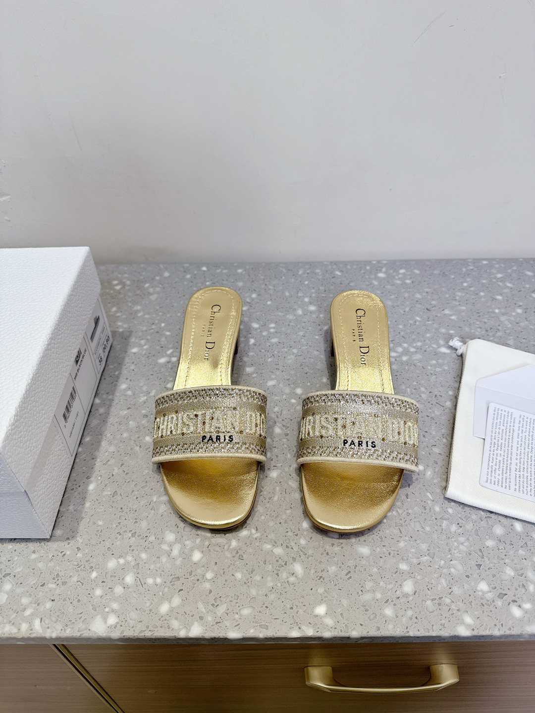 NO:409276,Dior 25ss Spring and Summer New Style, Hot Diamond, Thick Heel, Slippers, Classic Limited Series, Designed Fashionable and Casual. The upper is decorated with Paris logo 3D embroidered, which is super recognizable!  Exclusive customized letter three-dimensional embroidered upper, imported Czech diamonds and iron diamonds!  High-density electric embroidery technology, perfect quality, complex craftsmanship. The upper adopts original imported embroidery/sar, inner foot pad sheepskin, heel height 4.5cm, original custom leather outsole, size 35-39 (40 custom made, non-return and exchange), slippers, dior, dior, slippers, sheepskin, Leather soles19860909Dior 迪奥 25ss春夏新款 烫钻 粗跟 拖鞋 经典限定系列,设计时尚休闲.鞋面饰以 Paris标志3D刺绣,超有辨识度！ 独家订制字母立体刺绣鞋面,进口捷克钻烫钻！高密度电绣工艺,完美品质,复杂工艺. 鞋面采用原版进口刺绣/烫钻 内里垫脚羊皮 跟高4.5cm 鞋底原版定制真皮大底 码数35-39（40 定做不退换),拖鞋,dior,dior,slippers,sheepskin,Leather soles,Women's Shoes