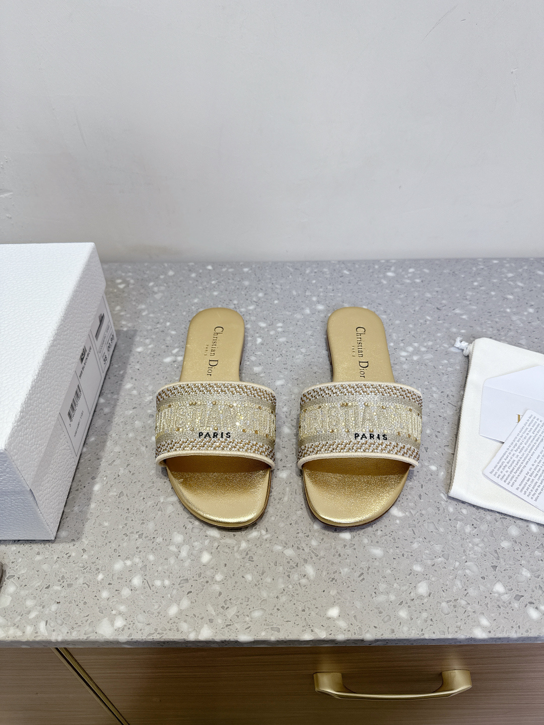 NO:409278,Dior 25ss Spring and Summer New Style, Hot Diamond Flat Sole Slippers Classic Limited Series, Designed Fashionable and Casual. The upper is decorated with Paris logo 3D embroidered, which is super recognizable!  Exclusive customized letter three-dimensional embroidered upper, imported Czech diamonds and iron diamonds!  High-density electric embroidery technology, perfect quality, complex craftsmanship. The upper adopts original imported embroidery/silk diamonds, inner foot pad sheepskin, original custom leather outsole, size 35-39 (40.41 custom made without return and exchange), slippers, dior, dior, slippers, sheepskin, Leather soles19860909Dior 迪奥 25ss春夏新款 烫钻 平底 拖鞋 经典限定系列,设计时尚休闲.鞋面饰以 Paris标志3D刺绣,超有辨识度！ 独家订制字母立体刺绣鞋面,进口捷克钻烫钻！高密度电绣工艺,完美品质,复杂工艺. 鞋面采用原版进口刺绣/烫钻 内里垫脚羊皮 鞋底原版定制真皮大底 码数35-39（40.41定做不退换),拖鞋,dior,dior,slippers,sheepskin,Leather soles,Women's Shoes