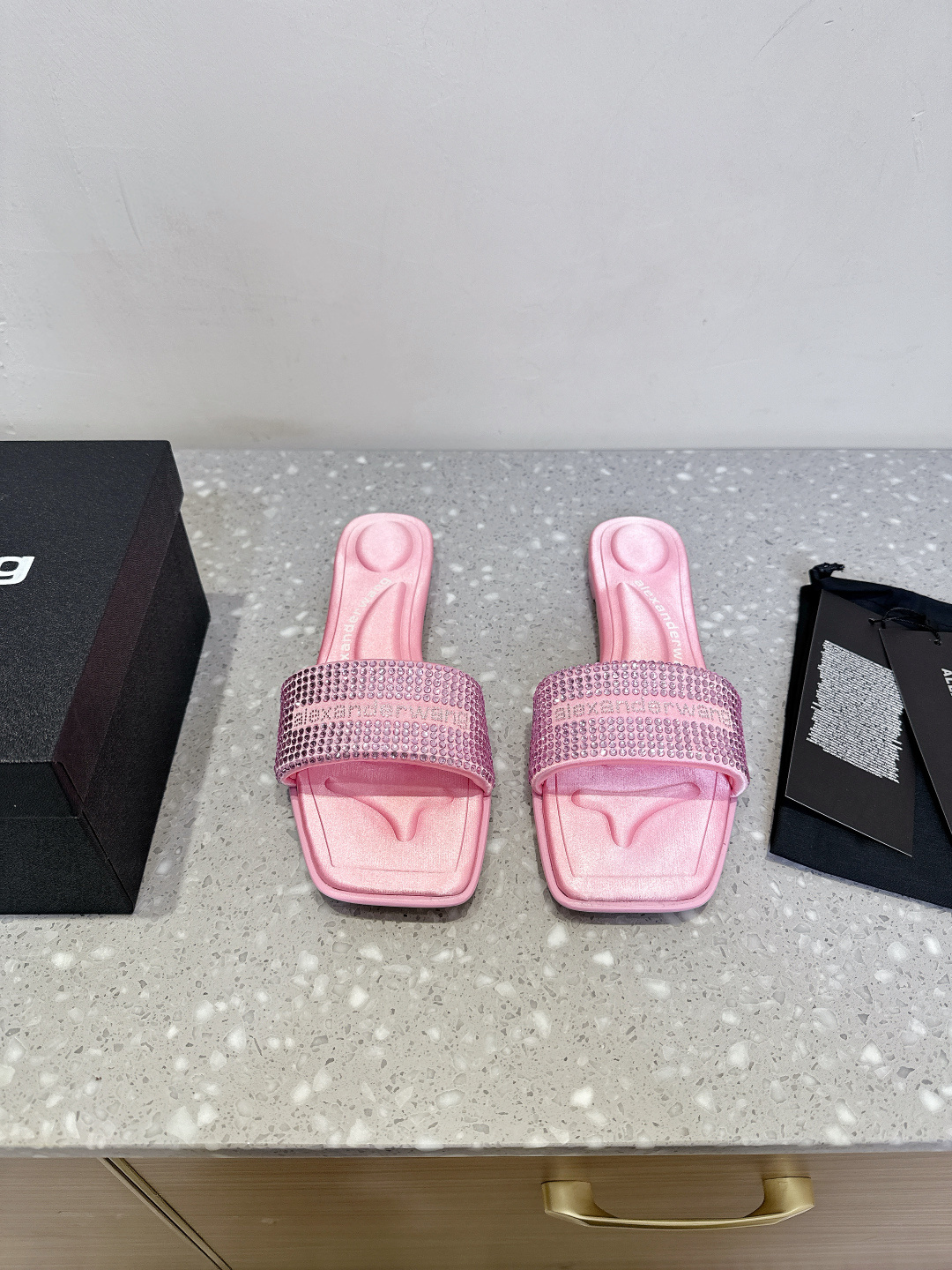 NO:408814,Alexander Wang 25ss spring and summer new style flat slippers personalized style super textured. Love this style is simple and fashionable and comfortable. It is an indispensable model in summer. The king presents a brand new iconic outline. The flat style is paired with beads and edges. The upper is made of original imported denim/silk, inner footbed denim/silk. Soles are original customized Italian leather sole Size35-39 (40 custom made without return and exchange), slippers, alexander wang, slippers, real silk, Leather soles19860909Alexander Wang 大王 25ss春夏新款 平底 拖鞋 个性御姐风 超有质感 爱了爱了  该款设计简约上脚时尚舒服 夏季不可缺少的一款 大王呈现焕然一新的标志性轮廓.平底款式配上珠珠边缘个性十足 鞋面采用原版进口牛仔布/真丝 内里垫脚牛仔布/真丝 鞋底原版定制意大利真皮大底 Size35-39(40定做不退换),拖鞋,alexander wang,slippers,real silk,Leather soles,Women's Shoes