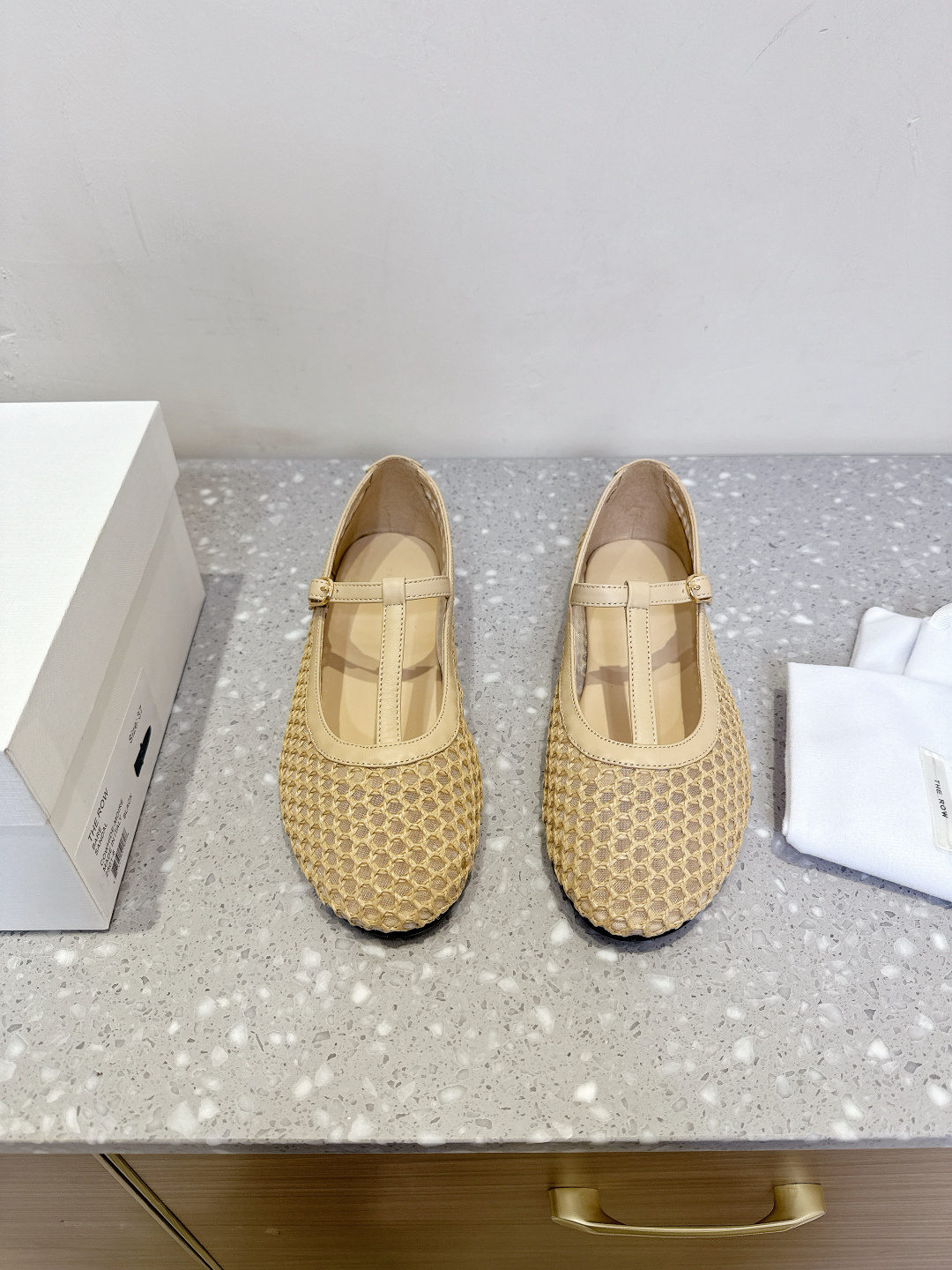 NO:409368,The Row niche trendy brand 25ss spring and summer new style, woven hollowed out Mary Jane Flats, single shoes The most popular mesh ballet shoes this year, an extremely low-key and very high-end brand, never needs to use exaggerated logos to show off itself, only the simplest lines and the most advanced materials. Today, this Mary Jane closed her eyes and it was very soft sole, and the bun shoes are particularly comfortable and easy to wear. It is more fashionable and unique when worn with socks, and full of girlishness!  You can wear fat and thin feet without picking your feet!  The upper is made of original imported woven mesh spliced ​​sheepskin, inner foot padded sheepskin, original customized rubber outsole, size 35-39 (40 customized, non-return and exchange), single shoes, mary jane, sheepskin, socks19860909The Row 小众潮牌 25ss春夏新款 编织镂空 玛丽珍 平底 单鞋 今年最流行的网纱芭蕾鞋,一个极其低调又非常高级的品牌 从来不需要用浮夸的logo来彰显自己,只有最简约的线条和最高级的材质 今天这款玛丽珍直接闭眼入它鞋底非常柔软,包子鞋特别舒适好穿,搭配袜子穿更时髦有个性,少女感满满！ 胖瘦脚型都可以穿不挑脚！ 鞋面采用原版进口编织网面拼接羊皮 内里垫脚羊皮 鞋底原版定制橡胶大底 码数35-39（40 定做不退换）,单鞋,mary jane,sheepskin,socks,Women's Shoes