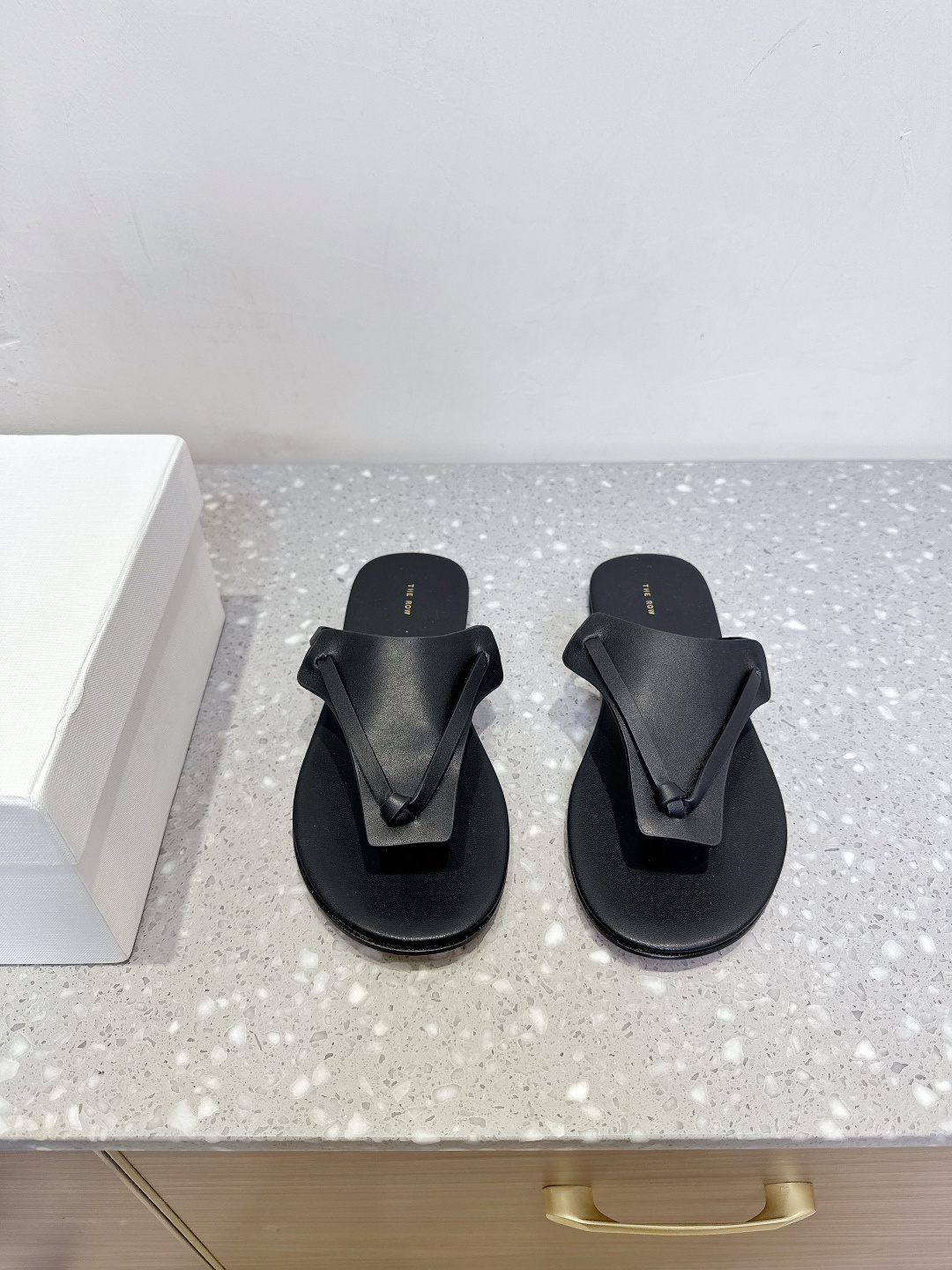 NO:408813,(Dongguan goods) The Row Niche trendy brand 25ss Spring and Summer New Style Beach Flip Flops The first time I saw this shoe gives people a feeling of simple and inconspicuousness, actually looks good on the feet, mainly easy to wear, the whole shoe is very soft and not grinding, the foot feels very good, soft, the fabric is made of original imported cowhide/Niujing inner foot pad sheepskin Outsole original customized rubber sole Size35-40 (40 custom made without return or exchange), split-toe shoes, slippers, cowhide, sheepskin19860909（东莞货）The Row 小众潮牌 25ss春夏新款 沙滩 夹脚 人字拖鞋 第一眼看到这个鞋子给人感觉很简单不起眼其实上脚很好看, 主要也好穿,整个鞋子非常柔软不磨脚 脚感非常好,软绵绵的 面料采用原版进口牛皮/牛京 内里垫脚羊皮 大底原版定制橡胶大底 Size35-40（40订做不退换）,分趾鞋,slippers,cowhide,sheepskin,Women's Shoes