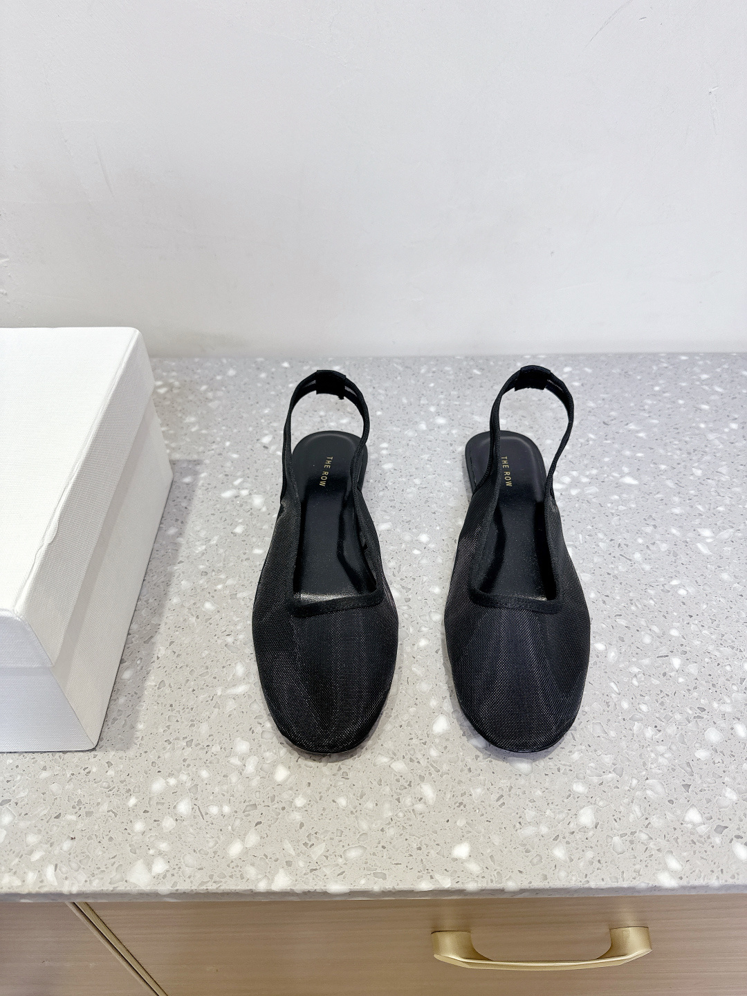 NO:409365,The row niche trendy brand 25ss spring and summer new style, mesh breathable, ballet shoes, empty sandals, full of girlish style, modern and retro flavor, very simple and atmospheric, whether it is a skirt, dress or jeans, it can be the finishing touch!  The upper uses original imported mesh, inner footbed mixed-bred sheepskin, original custom Italian leather outsole, Size35-39 (40.41 custom made without return or exchange), sandals, sandals, skirts, jeans, sheepskin, Leather soles19860909The row 小众潮牌 25ss春夏新款 网面透气 芭蕾舞鞋 后空凉鞋 满满的少女风 既摩登又复古的味道 非常的简约大气 不管是半身裙 连衣裙还是牛仔裤 它都能成为点睛之笔！ 鞋面采用原版进口网面 内里垫脚混种羊皮 鞋底原版定制意大利真皮大底 Size35-39（40.41定做不退换）,凉鞋,sandals,skirts,jeans,sheepskin,Leather soles,Women's Shoes