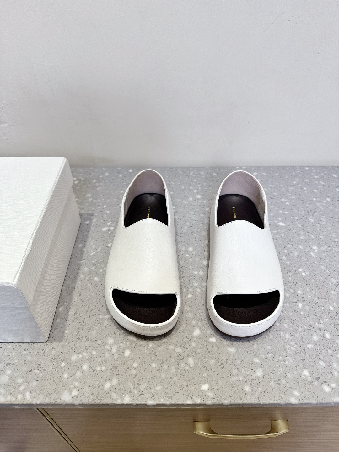 NO:409385,The row 25ss spring and summer new style retro fish mouth sandals full of fashion sense, minimalist mode is turned on, comfortable summer is coming, comfortable and versatile, retro fish mouth design, light and convenient walking The upper is made of original imported sheepskin/suede, inner foot pad cowhide/suede, original customized rubber outsole Size35-39 (40.41 custom made without return), sandals, sandals, cowhide, sheepskin, chamois leather19860909The row 25ss春夏新款 复古 鱼嘴 凉鞋 时尚感满满的凉鞋,极简模式开启,舒适夏季降临 舒适百搭,复古鱼嘴的设计,走路轻巧便捷 鞋面采用原版进口羊皮/麂皮 内里垫脚牛皮/麂皮 鞋底原版定制橡胶大底 Size35-39（40.41 订做不退换）,凉鞋,sandals,cowhide,sheepskin,chamois leather,Women's Shoes