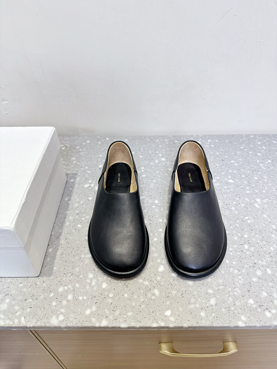 NO:409382,The Row niche trendy brand 25ss spring and summer new style retro loafers single shoes This is an improvement of the classic style of row. The sole is thickened and one-third of it, and the foot feels much more comfortable. The soles are visually widened, making it more relaxed, and more friendly to wide feet!  Ins bloggers wear the most outfits!  It really has to be the slack feeling Therow, it looks very good and has a good comfort. I took a look and confirmed that I like it very much. The upper is made of original imported suede/cowhide, inner foot pad sheepskin, outsole original customized rubber sole Size35-39 (40.41 custom-made without return and exchange), loafers, loafers, cowhide, sheepskin, chamois leather19860909The Row 小众潮牌 25ss春夏新款 复古 乐福鞋 单鞋 这款是row经典款的改良,鞋底加厚,了三分之一,脚感会舒适不少,脚掌视觉上加宽了,更具松弛感,对宽脚越加友好！ ins博主穿搭最多！果真松弛感还得是 Therow,很好看心 舒适度都很好 看了一眼 确认很喜欢的那种. 鞋面采用原版进口麂皮/牛皮 内里垫脚羊皮 大底原版定制橡胶大底 Size35-39（40.41定制不退换）,乐福鞋,loafers,cowhide,sheepskin,chamois leather,Women's Shoes