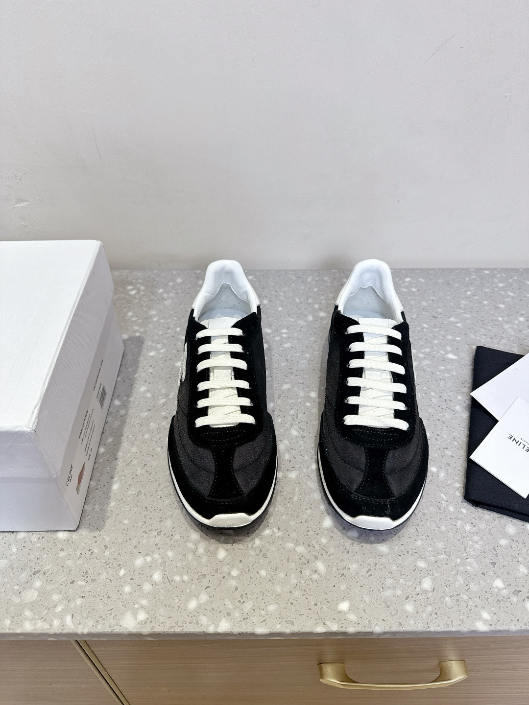 NO:408810,Celine 25ss Spring and Summer New Racer Series Forrest Gump Shoes Sports Shoes Many celebrity fashion bloggers plant grass Forrest Gump Shoes classic design never goes out of date, cool and versatile, whether it is sports style or casual wear on the street, it can perfectly adapt, easily improving the texture of the overall shape. Moreover, the design of this pair of shoes is very suitable for the foot shape, not tired of walking, and is also breathable in spring and summer, and will not sweat. Whether you go shopping, travel or exercise, it can become your best match. The upper uses original imported high mercerized cowhide/breathable cloth, inner foot pad breathable net, original custom rubber outsole, size 35-39 (40.41 custom made without return or exchange), casual shoes/sports, celine, sneakers, cowhide19860909Celine 思琳 25ss春夏新款 最新款Racer系列 阿甘鞋 运动鞋 超多明星时尚博主种草 阿甘鞋鞋型设计经典永不过时 酷帅又百搭无论是运动风穿搭 还是日常出街的休闲装,它都能完美适配,轻松提升整体造型的质感 而且这双鞋的设计很贴合脚型,走路不累脚,春夏穿着也很透气,不会闷汗 不管你是去逛街、旅行还是运动,它都能成为你的最佳搭子 鞋面采用原版进口高丝光牛皮/透气布 内里垫脚透气网 鞋底原版定制橡胶大底 码数35-39（40.41定做不退换）,休闲鞋/运动鞋,celine,sneakers,cowhide,Women's Shoes