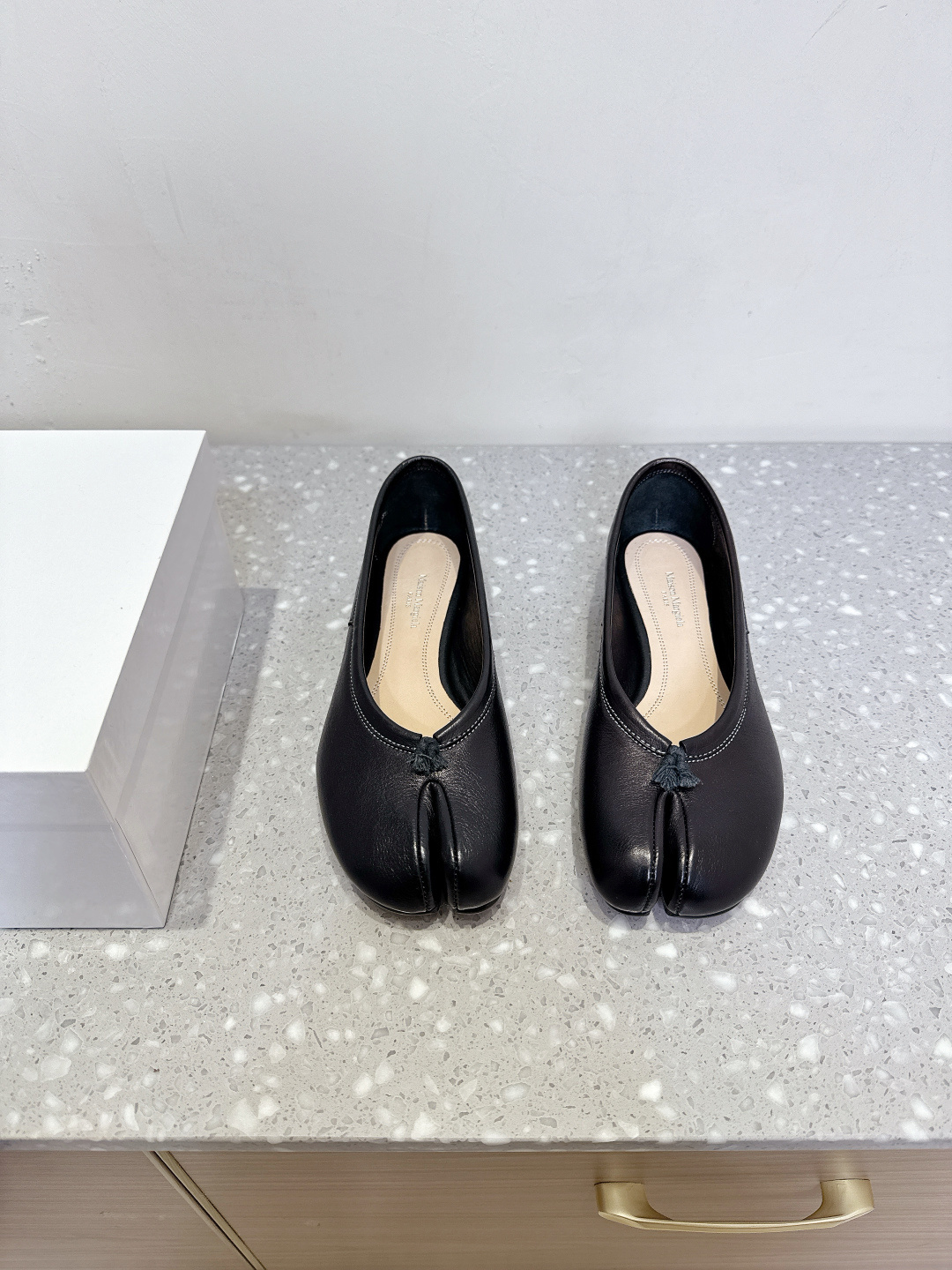 NO:408796,Dongguan goods (with aircraft box packaging) Maison Margiela MM6 Majra 25ss Spring and summer new style, horse leather washing, split toe shoes, Tabi toe shoes, ballet shoes, original open mold double-layer genuine leather sole, original cover last shoes are very generous, matched with various styles, easy to control, the boon of small short legs, the upper body instantly becomes big and long legs, the upper foot is not restricted by routine, do your own as you like~ The fried chicken on the upper foot is soft and comfortable The upper foot uses the original imported horse leather washing process, inner foot pad sheepskin, original custom Italian double-layer genuine leather sole Size: 35-39 (40.41 custom-made non-return and exchange), split toe shoes, masion margiela,masion margiela, sheepskin,Leather soles19860909东莞货（配飞机盒包装） Maison Margiela MM6马吉拉 25ss春夏新款 马皮水洗 分趾鞋 Tabi分趾鞋 芭蕾舞鞋 原版开模双层真皮鞋底 原版套楦鞋型很大方 搭配各种风格都 轻松驾驭 小短腿的福音 上身瞬间秒变大长腿 上脚不被常规所拘束,随心所欲做自己～上脚炒鸡柔软舒适 鞋面采用原版进口马皮水洗工艺 内里垫脚羊皮 大底原版定制意大利双层真皮大底 Size: 35-39（40.41定制不退换）,分趾鞋,masion margiela,masion margiela,sheepskin,Leather soles,Women's Shoes