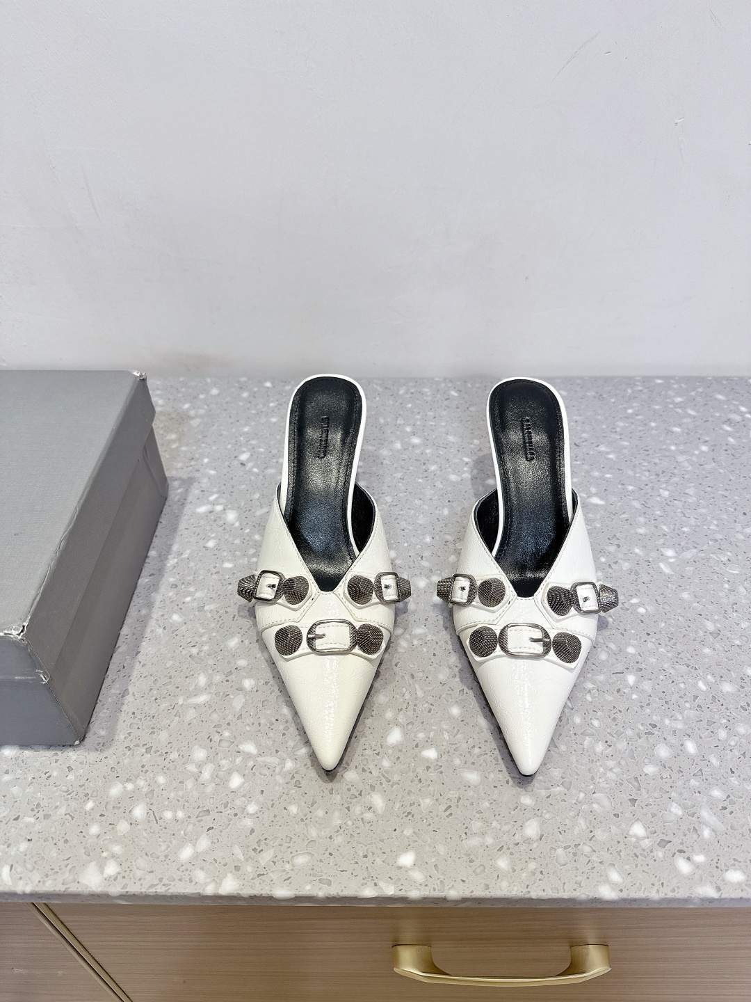 NO:409269,Balenciaga 25ss Spring and Summer New Model New Metal Rivets High Heels Pointed Toe Slippers This AGOLE Sandal Shoe is the rivets on the lady slippers and it is super punk on the street. It’s so unique. INS hot model. It’s made of fully hand-locked metal rivets. All the materials are consistent with the original craftsmanship and full of texture!  The upper is made of original imported oil wax cowhide/buckle, inner foot pad sheepskin, heel height 6.5cm, original custom Italian leather outsole, size 35-39 (40.41 custom made without return), semi-storing high heels, balenciaga, balenciaga, sandals, high heels, slippers, cowhide, sheepskin, Leather soles19860909Balenciaga 巴黎世家 25ss春夏新款 新金属铆钉 高跟 尖头 拖鞋 这AGOLE凉鞋鞋型是淑女拖鞋上面的铆钉又超级朋克街头简直太别致了 INS爆款 全手工锁金属铆钉打造 所有的材质与工艺原版一致 质感满满！ 鞋面采用原版进口油蜡牛皮/扣饰 内里垫脚羊皮 跟高6.5cm 鞋底原版定制意大利真皮大底 码数35-39（40.41订做不退换）,半拖高跟鞋,balenciaga,balenciaga,sandals,high heels,slippers,cowhide,sheepskin,Leather soles,Women's Shoes