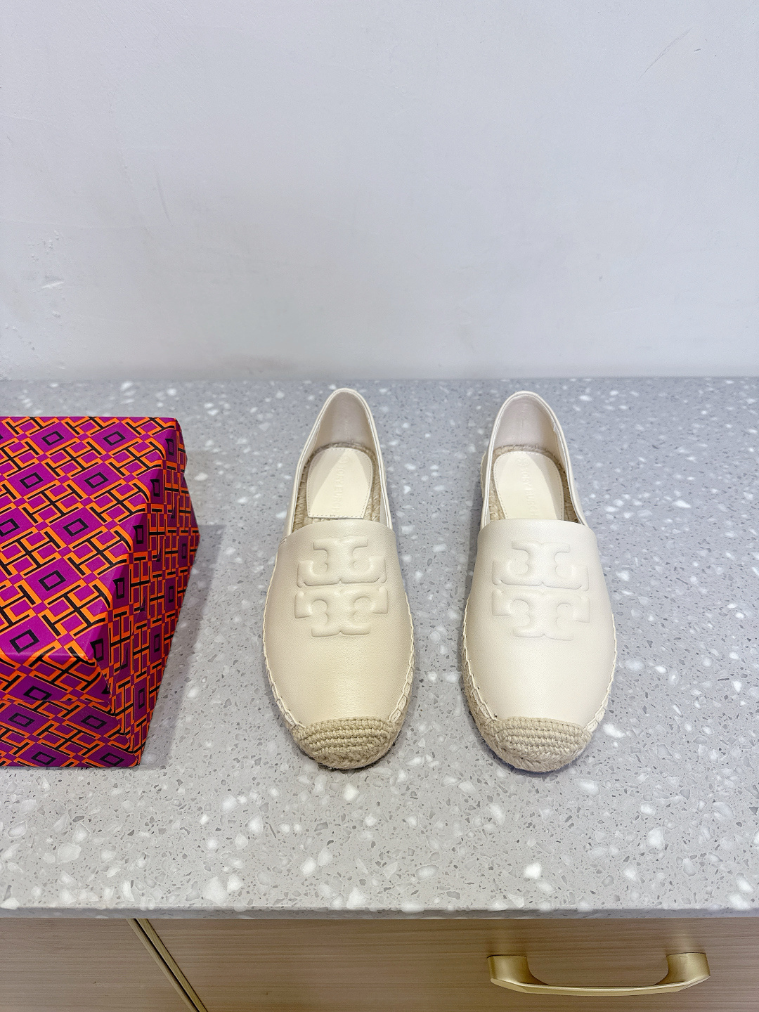 NO:416896,(Dongguan Pure Original) Tory Burch Tang Liboqi TB Fisherman Single Shoes This shoe is not the most common-capable shoe on the market. The original mold is made of 1:1 high-quality products with half-size. The upper is made of imported toe-layer sheepskin. This kind of goods are particularly rare these days. Fisherman's shoes reveal their fair ankles, which can visually lengthen the leg lines and stimulate the soft and sexy side of women's bones. They are matched with the original straw-woven sole, which is specially pressed to make the shoes tighter. Then they are injection molded with large sole injection molding. The quality of the original mold is definitely very different from that of ordinary market goods. If the instep is high, it is not recommended to enter. Slimming feet can be used in a straight size, original packaging of the original box Size: 5.5=35 6=35.5--36 suitable for standard 36 thin feet 6.5-=36 --36.5 suitable for 36 fat feet 7=37 --37.5 suitable for standard 37 thin feet 7=37.5 suitable for standard 37 thin feet 37 thin feet 7=37.5 suitable for standard 37 thin feet  7.5=38--38.5 Suitable for standard 38 thin feet 8=38.5--39 Suitable for standard 39 hands and feet 8.5=39--39.5 Suitable for 39 fat feet 9=40--40.5 Suitable for 40 fat feet, fisherman's shoes, burberry, espadrilles, espadrilles, sheepskin19860909（东莞纯原）Tory Burch 汤丽柏琦 TB 渔夫 单鞋 这鞋不是市场上那些通货能比,原版开模,带有半码的1:1高货,鞋面采用进口头层羊皮,这年头这种货特别难得. 渔夫鞋露出白皙的脚踝,能够在视觉上拉长腿部线条,激发女性骨子里柔美性感的一面,搭配原厂的草编大底,特别的压制,使鞋子更紧实,再同大底注塑压铸成型,原版开模做出来的品质绝对和普通市场货有很大的区别,脚背高的不建议入. 瘦脚可以正码入,原盒原包装 码数: 5.5=35  6=35.5--36适合标准36瘦脚  6.5-=36 --36.5适合36肥脚 7=37 --37.5适合标准37瘦脚 7.5=38--38.5适合标准38瘦脚8=38.5--39适合标准39手脚 8.5=39--39.5适合39肥脚  9=40--40.5适合40肥脚,渔夫鞋,burberry,espadrilles,espadrilles,sheepskin,Women's Shoes