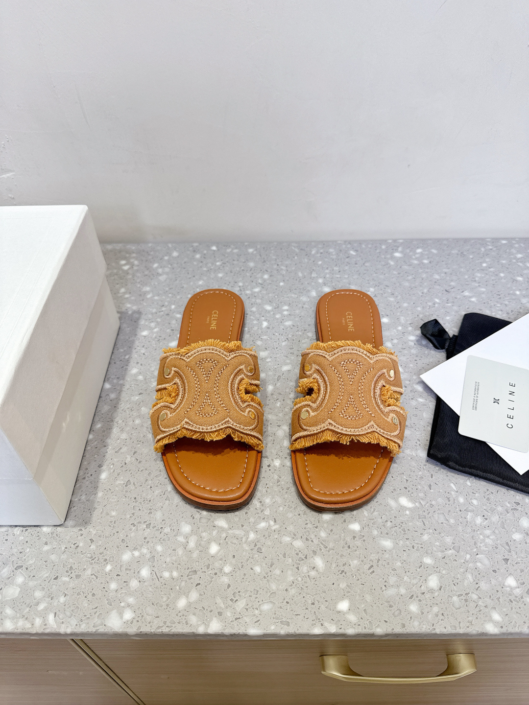 NO:416854,Celine 25ss Spring and Summer New Style Retro Flat Slippers Arc de Triomphe British Flat Slippers Simple, Atmospheric and Fashionable, Unpredictable, It is the classic of the fashion circle that never fades away. The retro British style allows you to wear a different temperament. The fabric is made of original imported cowhide, inner footbed cowhide, original customized leather sole Size35-40 (40 customized, non-return and exchange), slippers, celine, slippers, cowhide, Leather soles19860909Celine 塞琳 25ss春夏新款 复古 平底 拖鞋 凯旋门英伦风平底微标拖鞋 简约大气时髦 耐看不过时 是时尚圈永不退潮的经典所在,复古的英伦风格,让你穿出不一样的气质 面料采用原版进口牛皮 内里垫脚牛皮 鞋底原版定制真皮大底 Size35-40（40 订做不退换）,拖鞋,celine,slippers,cowhide,Leather soles,Women's Shoes