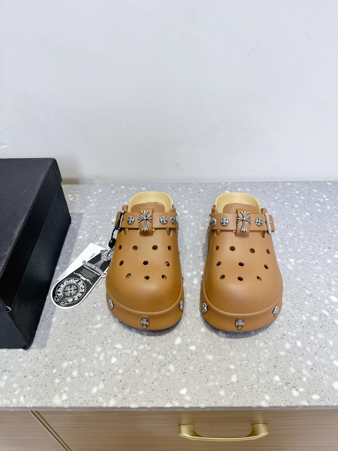 NO:416846,CHROME HEARTS 25ss new model, hole, Baotou, I found a long time to buy the product, it was really hard to find a shoe, it was really super good-looking, sisters, please give me Size35-40 (40 custom made without return or exchange), slippers, chrome hearts, chrome hearts, slippers19860909CHROME HEARTS 克罗心 25ss 新款 洞洞 包头拖 代购找很久才买到货,真的一鞋难求,真的超级好看,姐妹们给我冲 Size35-40（40订做不退换）,拖鞋,chrome hearts,chrome hearts,slippers,Women's Shoes