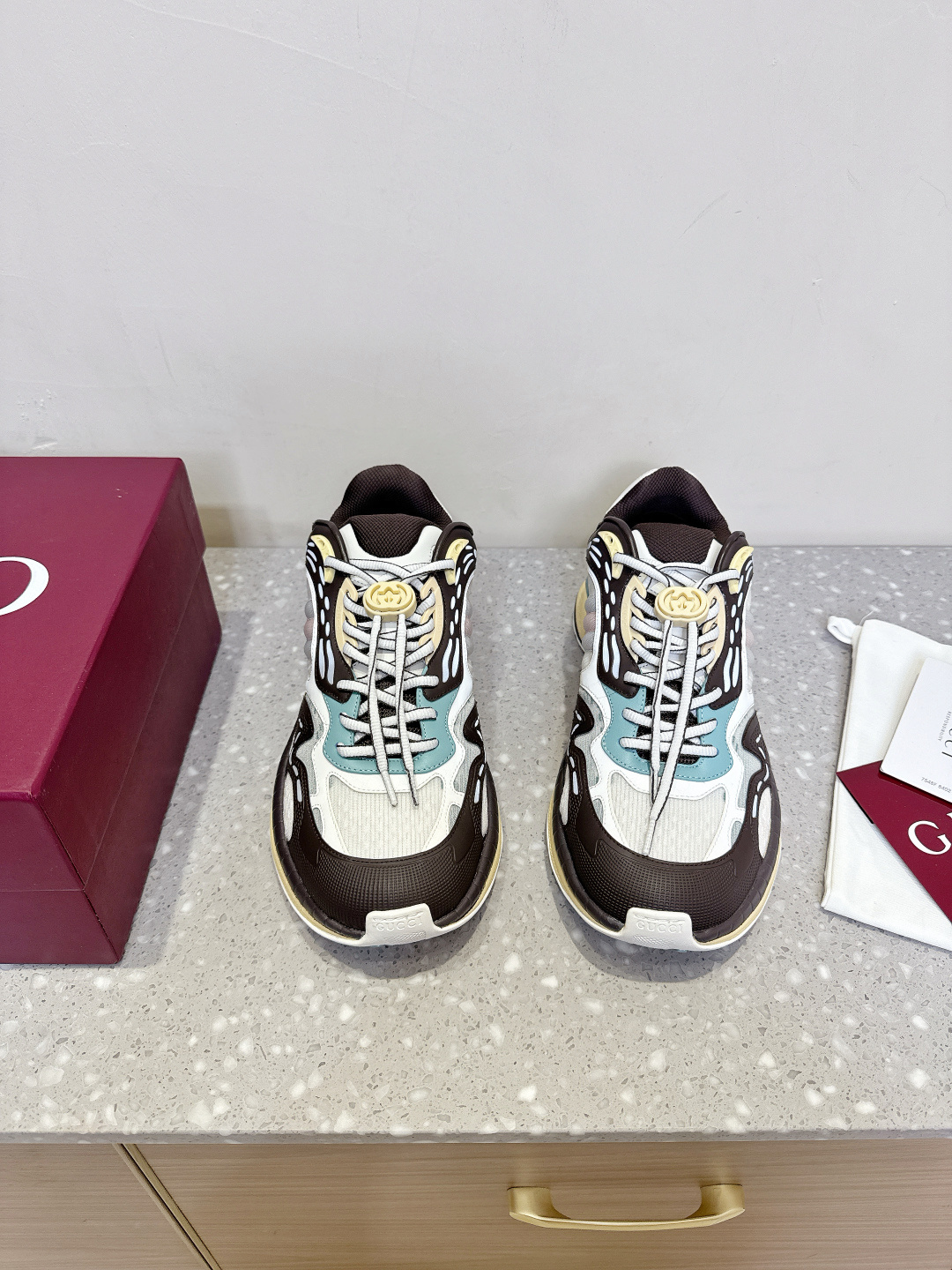 NO:416869,Gucci Gucci 25ss hot new couple style retro sneakers dad shoes This Gucci 2.0 rejuvenates the brand's iconic striped webbing elements. This rejuvenates the iconic details, uses EVA thick sole, matched with a flexible silhouette, bringing a steady and comfortable wearing experience. Delivery exquisite packaging. The fabric is made of original imported cowhide/technical fabric. Inner footbed breathable mesh. Heel height 4cm. Sole original customized ultra-light foam rubber outsole. Size35-45 (female size 40, male size 45 customized for non-return and exchange), dad shoes, gucci, gucci, sneakers, cowhide19860909Gucci 古驰 25ss爆款新款 情侣款 复古  运动鞋 老爹鞋 这款Gucci 2.0焕新演绎品牌标志性条纹织带元素.这款焕新诠释标志性细节,采用EVA厚鞋底,搭配灵动廓形,带来稳步舒适穿着体验 配送精美包装 面料采用原版进口牛皮/科技面料 内里垫脚透气网 跟高4cm 鞋底原版定制超轻发泡橡胶大底 Size35-45（女码40,男码45定做不退换),老爹鞋,gucci,gucci,sneakers,cowhide,Women's Shoes