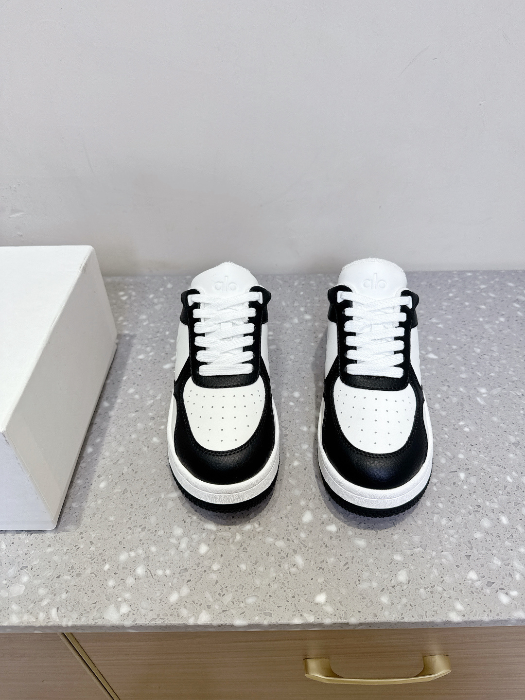 NO:416883,ALO niche trendy brand 25ss spring and summer new style, thick sole, white shoes, casual, semi-drag This alo understands girls better than Nike!  Super versatile!  And super comfortable!  It's a thick bottom but it's not heavy at all on the feet!  Very lightweight!  It looks better when putting on socks!  And it is recommended by celebrities. It is a model that increases your legs and makes your legs look thinner!  Super suitable for us small girls~ The overall shoe is also a classic color-blocking and contrasting color design with delicate leather texture on the upper. The delivery counter is exquisitely packaged. The fabric is made of original imported cowhide, breathable towel velvet inside, heel height 4cm, original open mold-on-slip rubber material Size35-40 (40 customization, no return and exchange), casual shoes/sports shoes semi-trail, sneakers, cowhide19860909ALO 小众潮牌 25ss春夏新款 厚底 小白鞋 休闲 半拖 这款alo比耐克更懂女生！上脚超级百搭！而且超级舒适！是厚底款但是上脚一点都不沉重！非常轻便！套上袜套搭配更好看！而且还是明星同款推荐～上脚增高显腿细！超级适合我们小个子女生～ 鞋子整体也是经典的拼色撞色设计搭配鞋面细腻的真皮纹路肌理感 配送专柜精美包装 面料采用原版进口头层牛皮 内里透气毛巾绒里 跟高4cm 鞋底原版开模防滑橡胶材质 Size35-40（40定制不退换）,休闲鞋/运动鞋半拖,sneakers,cowhide,Women's Shoes