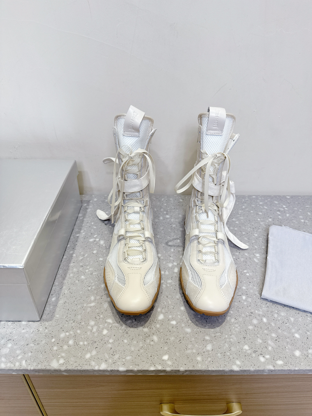 NO:416890,57QUAI Niche Trendy Brand 25ss Spring and Summer New Boxing Boots Casual Boots The design concept originates from the combination of boxing boots and ballet shoes, dynamic and soft ~ reflects the pure sports elements and the charm of mixed spirits from soft pastels to sports + plus retro 80s tones, it is completely suitable for every girl, and it is awesome!  !  Fashionable sports experts must enter, the foot feel is light, both fashionable and comfortable~ The upper is made of original imported cowhide/imported cow velvet, inner foot pad sheepskin, original customized rubber sole Size35-40 (40 custom made without return), boots, boots, cowhide, sheepskin1986090957QUAI 小众潮牌 25ss春夏新款 拳击靴 休闲靴 设计理念源于拳击靴和芭蕾舞鞋两者的结合,动感而柔美～体现了纯正的运动元素和混合的魅力 从柔和的粉彩到运动＋加上复古的 80年代色调,完全适合每一个女生,绝绝子品！！时髦运动达人必入,脚感轻盈 兼具时尚与舒适~ 鞋面采用原版进口牛皮/进口牛反绒  内里垫脚羊皮 大底原版定制橡胶大底 Size35-40（40订做不退换）,靴子,boots,cowhide,sheepskin,Women's Shoes