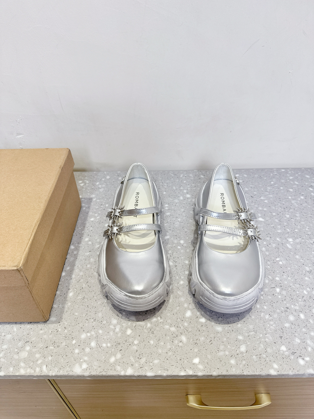 NO:416901,Rombaut Niche trendy brand 25ss Spring and Summer New Style Thick Sole Casual Mary Jane Single Shoes Sisters must make this pair of shoes, rombaut The niche brand that has been very popular recently increases height instantly and becomes long legs in seconds. The shoes have weight in weight but the foot feels great. It is really soft. Full marks. The upper is made of original imported cowhide/buckle, inner foot pad sheepskin, heel height 5cm, original custom rubber outsole, size 35-39 (40 customization, no return or exchange), casual shoes/sports shoes, mary jane, sneakers, cowhide, sheepskin19860909Rombaut 小众潮牌 25ss春夏新款 厚底 休闲 玛丽珍 单鞋 姐妹们一定要冲这双鞋,rombaut 最近很火的小众品牌 穿上瞬间增高,秒变大长腿. 鞋自重有分量 但是脚感超棒 真的是很软 给满分 鞋面采用原版进口牛皮/扣饰 内里垫脚羊皮 跟高5cm 鞋底原版定制橡胶大底 码数35-39（40定制不退换）,休闲鞋/运动鞋,mary jane,sneakers,cowhide,sheepskin,Women's Shoes