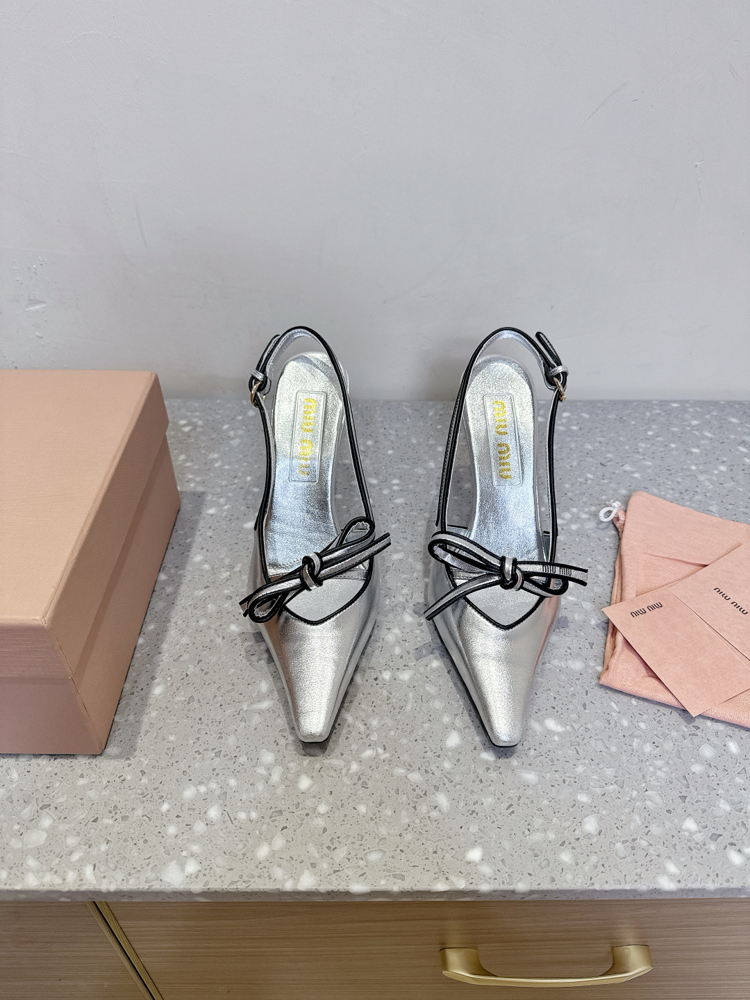 NO:416868,(9.5cm) Miumiu 25ss Spring and Summer New Style Retro Bow Pointed High Heel Sandals Fresh Spring and Summer Color, Beautiful Curve, Kitten Heeled Empty Sandals Everyday outfit is very good. The shoe has an exclusive logo style, which shows elegant charm on the feet!  The upper is made of original imported mixed-bred sheepskin, inner footbed sheepskin, heel height 9.5cm, original Italian custom leather outsole, size 35-40 (40 custom made, non-return and exchange), high heels, sandals, miumiu, sandals, high heels, sheepskin, Leather soles19860909（9.5cm）Miumiu 缪缪 25ss春夏新款 复古 蝴蝶结 尖头高跟 凉鞋 春夏清新配色,曲线优美,小猫跟后空凉鞋 日常穿搭都很搭 鞋边有专属标识性Logo格调,上脚尽显优雅魅力！ 鞋面采用原版进口混种羊皮 内里垫脚羊皮 跟高9.5cm 鞋底原版意大利定制真皮大底 码数35-40（40 定做不退换）,高跟鞋凉鞋,miumiu,sandals,high heels,sheepskin,Leather soles,Women's Shoes