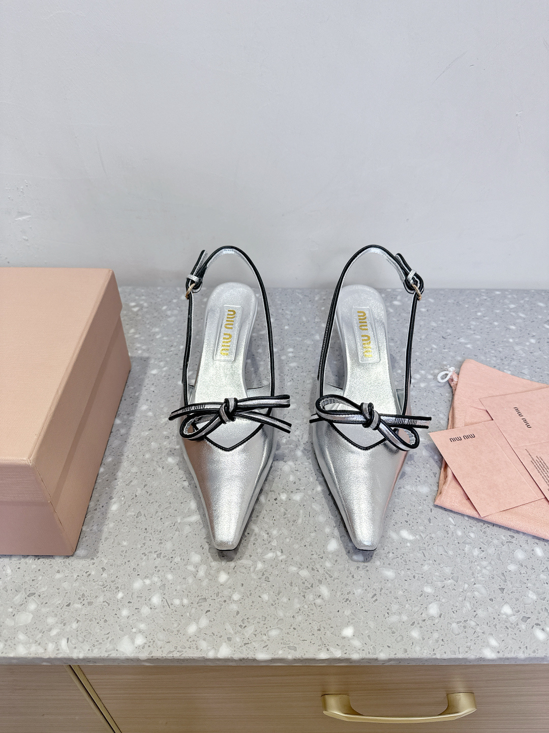 NO:416875,(4.5cm) Miumiu 25ss Spring and Summer New Style Retro Bow Pointed High Heel Sandals Fresh Spring and Summer Color, Beautiful Curve, Kitten Heeled Empty Sandals Everyday outfit is very good. The shoe has an exclusive logo style, which shows elegant charm on the feet!  The upper is made of original imported mixed-bred sheepskin, inner foot padded sheepskin, heel height 4.5cm, original Italian custom leather outsole, size 35-40 (40 custom made, non-return and exchange), high heels, sandals, miumiu, sandals, high heels, sheepskin, Leather soles19860909（4.5cm）Miumiu 缪缪 25ss春夏新款 复古 蝴蝶结 尖头高跟 凉鞋 春夏清新配色,曲线优美,小猫跟后空凉鞋 日常穿搭都很搭 鞋边有专属标识性Logo格调,上脚尽显优雅魅力！ 鞋面采用原版进口混种羊皮 内里垫脚羊皮 跟高4.5cm 鞋底原版意大利定制真皮大底 码数35-40（40 定做不退换）,高跟鞋凉鞋,miumiu,sandals,high heels,sheepskin,Leather soles,Women's Shoes