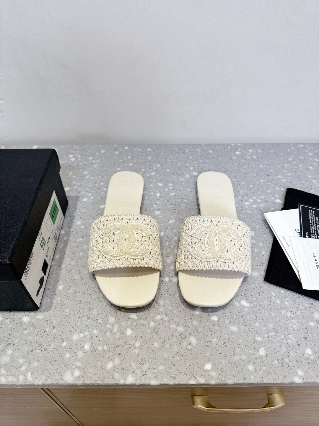 NO:416895,Chanel Xiaoxiang 25ss Spring and Summer New Style, Wheat Ears, Weaving, Drag, A versatile Sandal Sticker that is not greasy to wear. A super classic style, with exquisiteness in casualness and a sure temperament. This year's beautiful spring and summer bonus treasure!  The upper is made of original imported woven, inner foot pad sheepskin, original custom Italian leather outsole, size 35-39 (40 custom made without return or exchange), slippers, chanel, slippers, sheepskin, Leather soles19860909Chanel 小香 25ss春夏新款 麦穗 编织 拖 穿不腻的百搭凉拖 超经典的一款 休闲中带着精致 气质拿捏稳妥 今年春夏绝美加分宝藏！ 鞋面采用原版进口编织 内里垫脚羊皮 鞋底原版定制意大利真皮大底 码数35-39（40定做不退换）,拖鞋,chanel,slippers,sheepskin,Leather soles,Women's Shoes