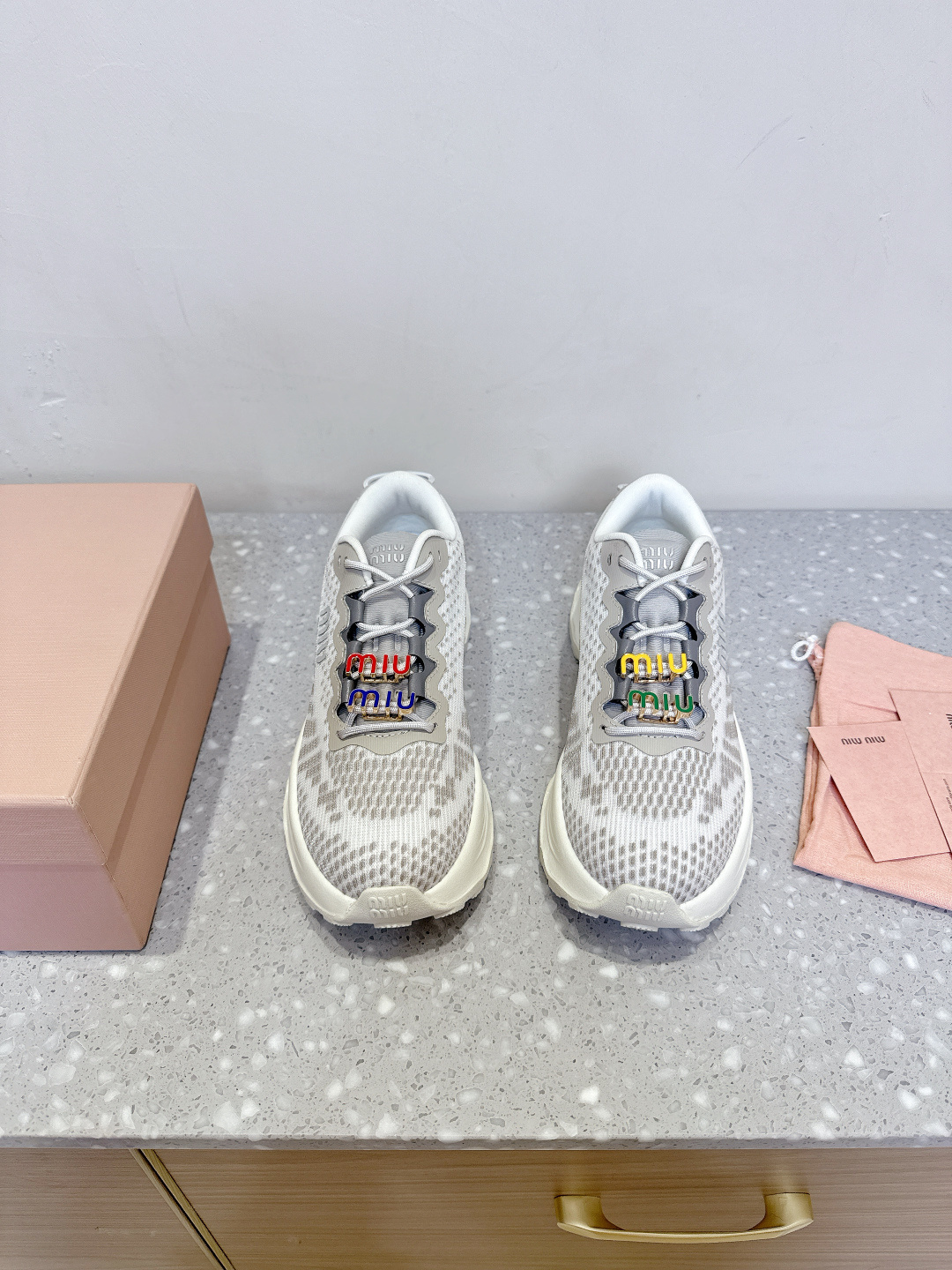 NO:416861,(Buckle + 45, order notes) MiuMiu Miu Latest Retro Couple Model Thick Sole Flying Weaving Casual Sports Shoes Original Purchase and Development Make Goods This bold technical fabric sneaker stands out because of its lines and dynamic soles, reflecting the sports essence of Miu Miu. Exquisite packaging of the delivery counter. Original custom-made imported technology flying weaving material. Inner footbed breathable net. Heel height 5cm. Sole original molded foam rubber sole. Size35-44 (female size 40, male size 45 customized without return). Daddy shoes, miumiu, sneakers19860909（扣饰+45,下单备注） MiuMiu缪缪 最新 复古 情侣款 厚底 飞织 休闲 运动鞋 原版购入开发 做货 这款充满个性的大胆技术面料运动鞋因其线条和动态鞋底而脱颖而出,体现了Miu Miu的运动精髓 配送专柜精美包装 面料原版定制进口科技飞织材质 内里垫脚透气网 跟高5cm 鞋底原版开模发泡橡胶大底 Size35-44（女码40,男码45定制不退换）,老爹鞋,miumiu,sneakers,Women's Shoes