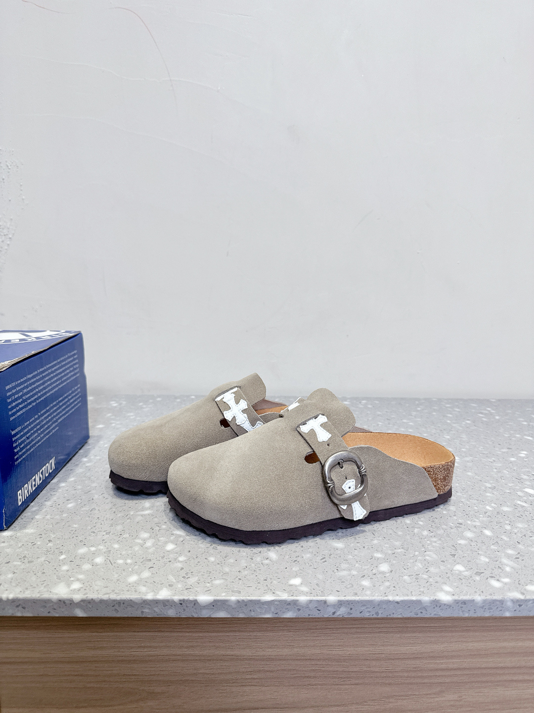 Chrome Hearts Crocson 25ss Spring Summer Shoes with Unique Foot-Shaped Design and Soft Wood Comfort - 图片 3