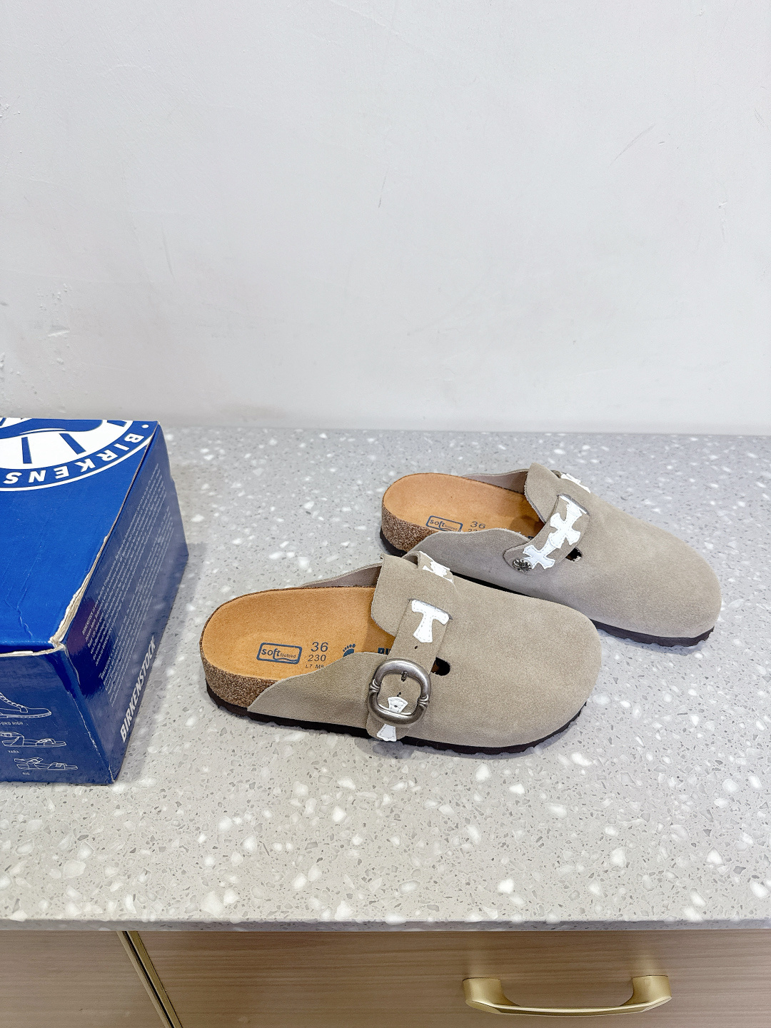 Chrome Hearts Crocson 25ss Spring Summer Shoes with Unique Foot-Shaped Design and Soft Wood Comfort - 图片 4