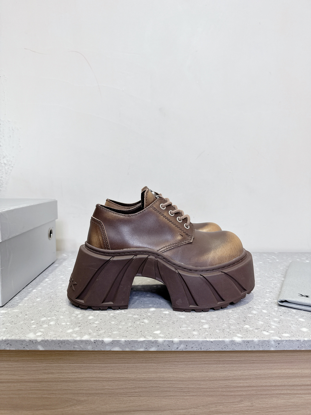 Fresh Small Crowds Derby Shoes with Thick Base for Leisure: Review & Features - 图片 5